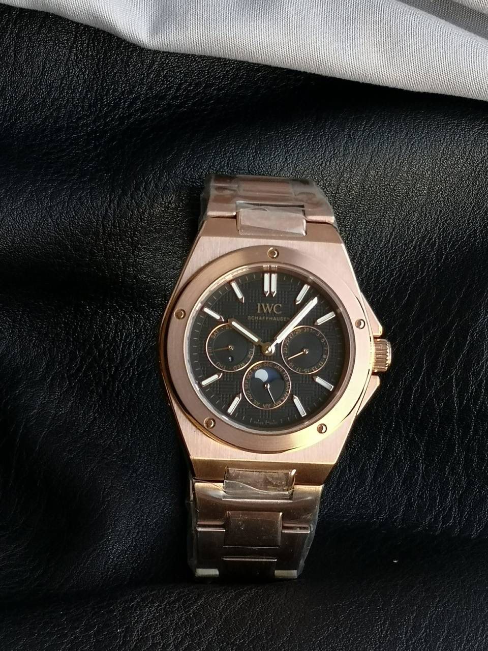 万国工程师系列万年历腕表，复刻界最复杂的腕表，所有功能同步原装，所有功能调节通过把头控制. 1⃣️【功能介绍】3点钟位置显示日历，9点钟位置显示星期，6点钟月份月相指针显示。 2⃣️【做工精细】外壳采用原版同样的三件套结构，中间拉丝，上下壳为抛光，镜面采用高成本的锅盖形蓝宝石，使其质感提升。 3⃣️【机芯性能】尺寸41.6mm,机芯采用天津机芯改82600，高效稳定，动力时间长达72小时以上，进行加装复杂的万年历模块，而且同步所有功能实现同步原装通过把头调节。 4⃣️【⚠️注意事项】由于万年历模块十分复杂在出货前都会调准时间，客户收到直接上链上手佩戴即可，⚠️请不要轻易乱调，由于机芯加装升级功能，调节需慢慢按调。