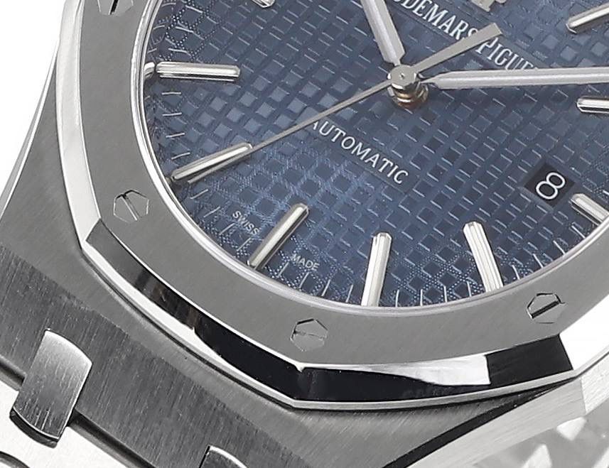 APS一体3120 最强"钢王"壳套特点 1、与原版一致:直径41毫米和厚度 9.8毫米 2、APS版的15400是市面上唯一能与原版各部件互换通用的版本，表壳所有结构位置和装配方式与原版一致 3、表壳表带细腻的拉丝且不会锋利的工艺更突显出APS一直对细节的一丝不苟 4、表带头粒连接表头处与正品一致的活动头粒设计 5、表扣的开关质感与各部位的雕刻工艺均与正品一致 6、APS版的15400兰色字面做工与颜色和正品放在一起几乎毫无色差 7、机芯方面完美复制原装3120机芯，真正的无卡度一体机芯，不再是9015加甲板