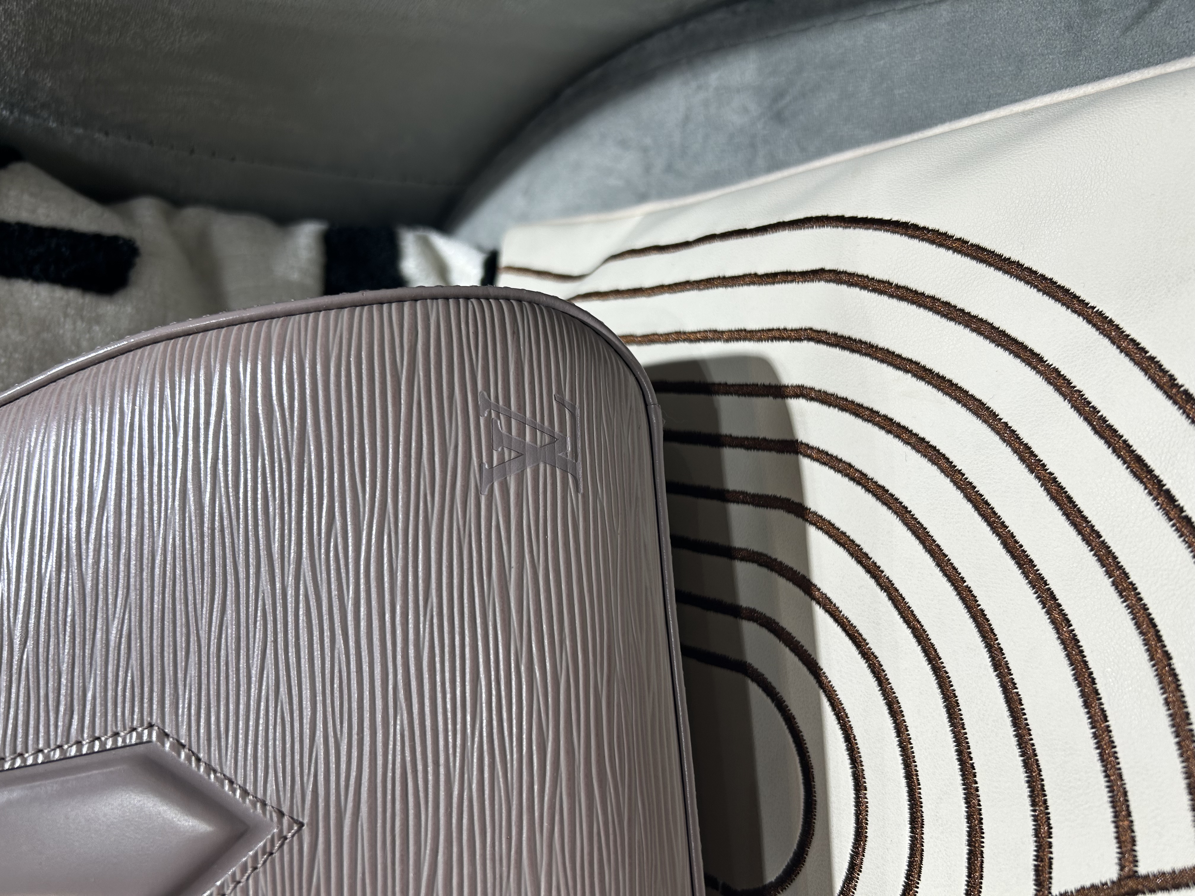 Lv Jasmine handbag epi leather 粉紫 100%Authentic, 95%New