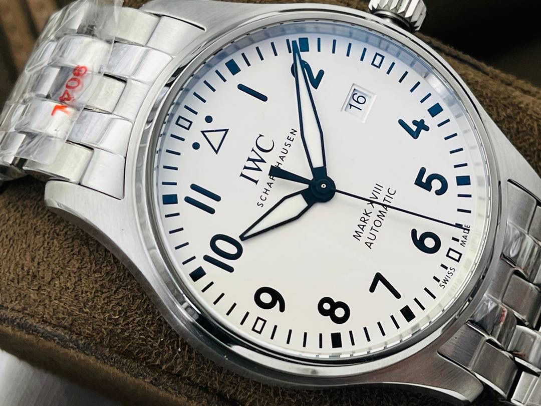 市场超级副本 原版开模 万.国IWC飞行员系列马克十八18商务腕表！超级副本！ 1⃣️直径40MM，尺寸与原装一致！原装快拆钢带！相对传统的精钢材质不仅更抗磨损，耐腐蚀，也大幅降低了腕表的重量，给日常佩戴提供了便捷。 2⃣️搭载9015进口机芯（零返修）！每个机芯都是经过严格挑选达到天文台级别。所有细节均完美克隆，且此款万.国IWC飞行员腕表视为万.国IWC经典款型，任何场景着装均适合佩戴。