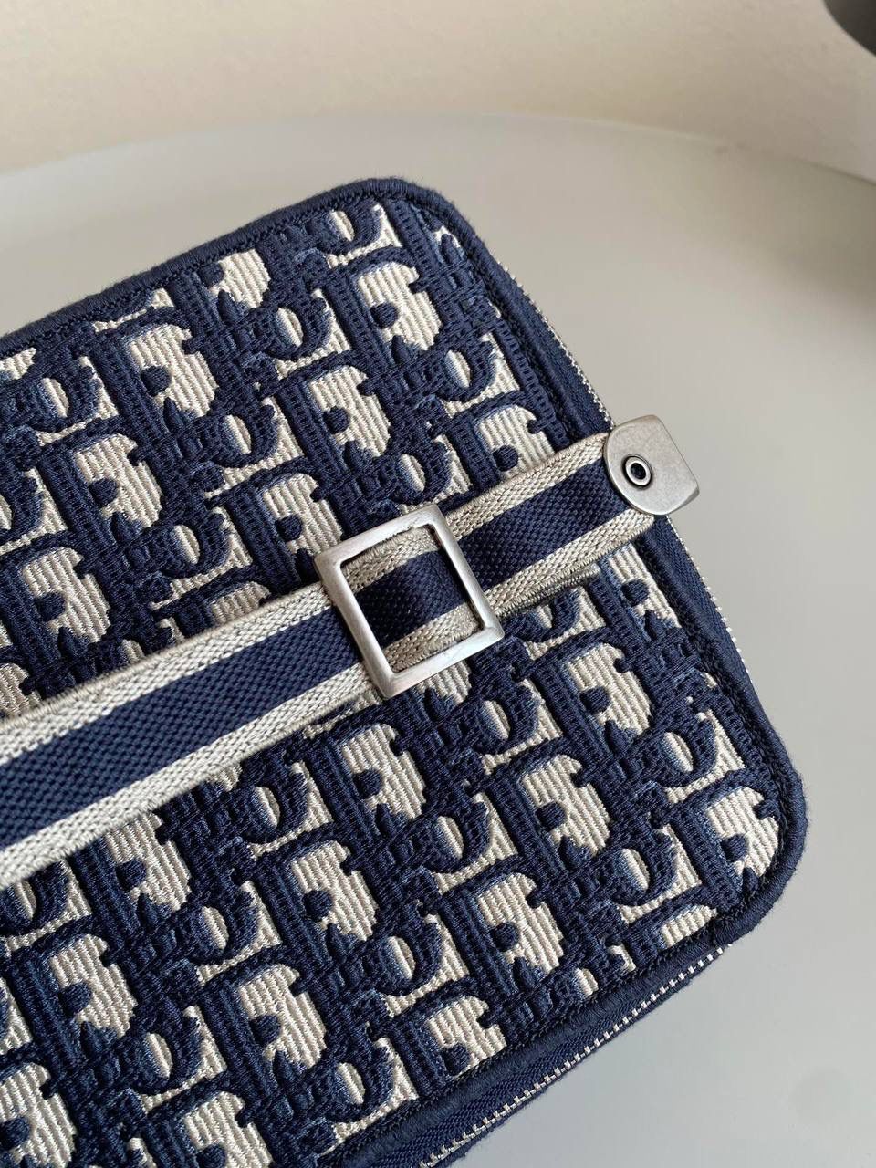 🈶化妆包，小号 𝗗𝗶𝗼𝗿 𝗢𝗯𝗹𝗶𝗾𝘂𝗲化妆包/洗漱包 每个女孩子都需要拥有的超级能装化妆包！经典的老花帆布刺绣颜值超高 ，容量巨大到瓶瓶罐罐都没问题！边惊讶边感叹这也忒能装了！旅行在外一包搞定！便捷式手提设计日常还可手拎凹造型不要太酷了！ 22.5×16×8.9cm #M913m