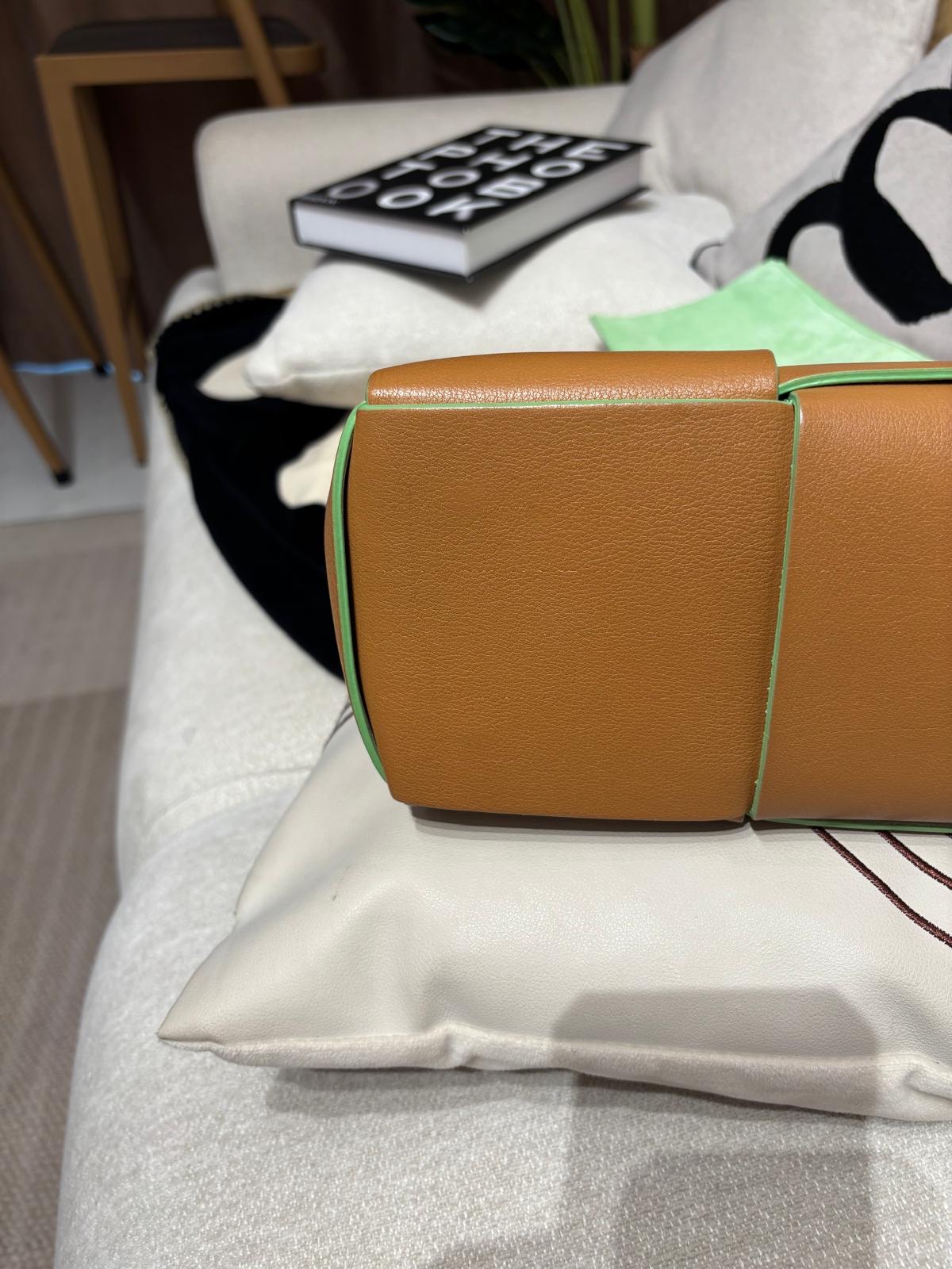 Bottega Veneta BV Small Arco Tote Bag 100%Authentic, 98%new ✅Pouch✅Dust bag