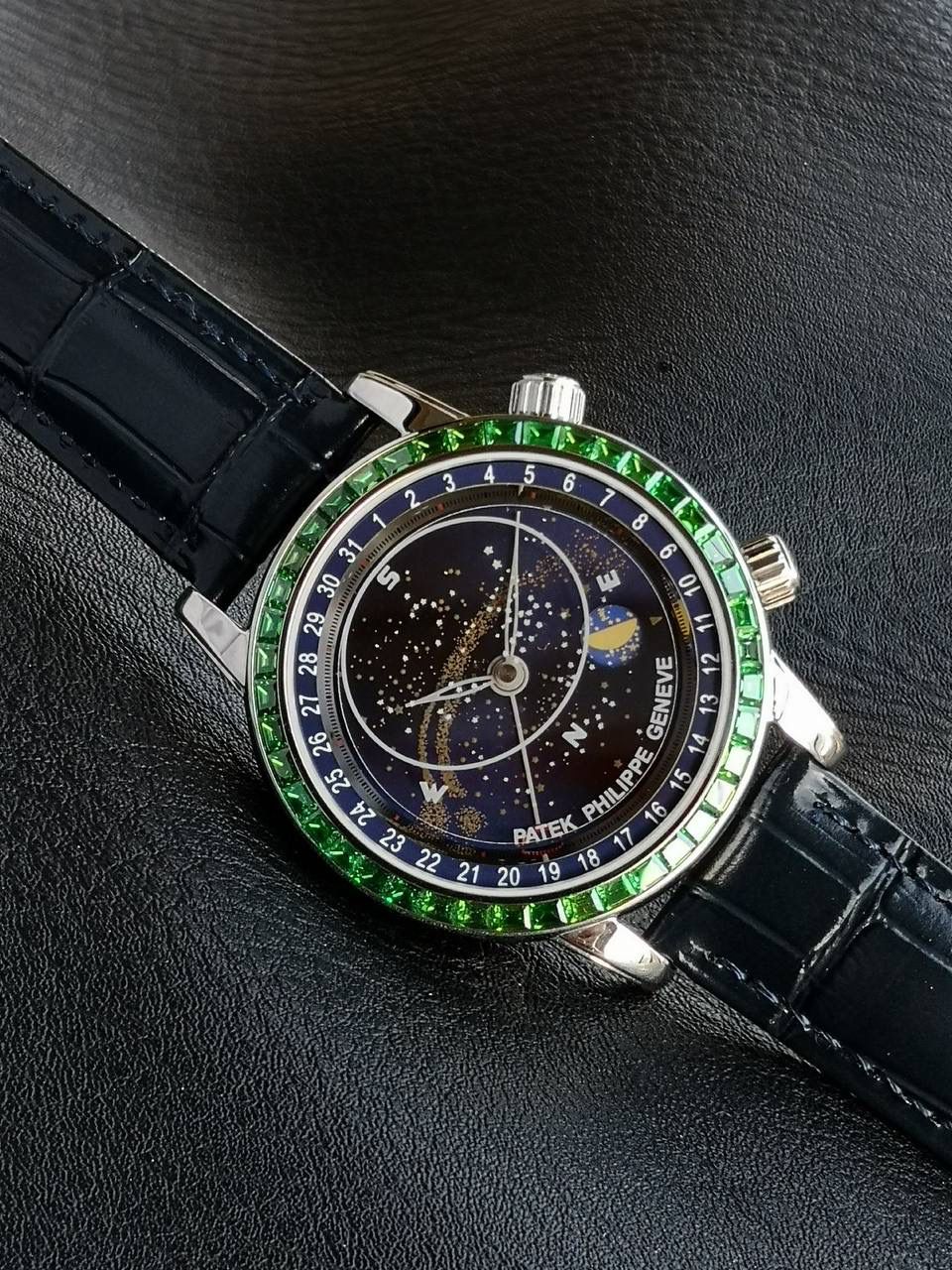 百达翡丽PP-6104G 日内瓦苍穹系列 市场顶级复刻神作震撼来袭！ 搭载原装进口miyota全自动机械机芯改制Cla.240机芯，搭配原装珍珠18K金自动锤，走时精准稳定，性能媲美正品；表圈镶嵌45颗璀璨宝石，表扣点缀28颗珍稀晶石，光影流转间尽显奢华质感；微拱形防眩目处理表镜，折射效果立体通透，让表盘细节清晰可见，质感再升一级💯💯