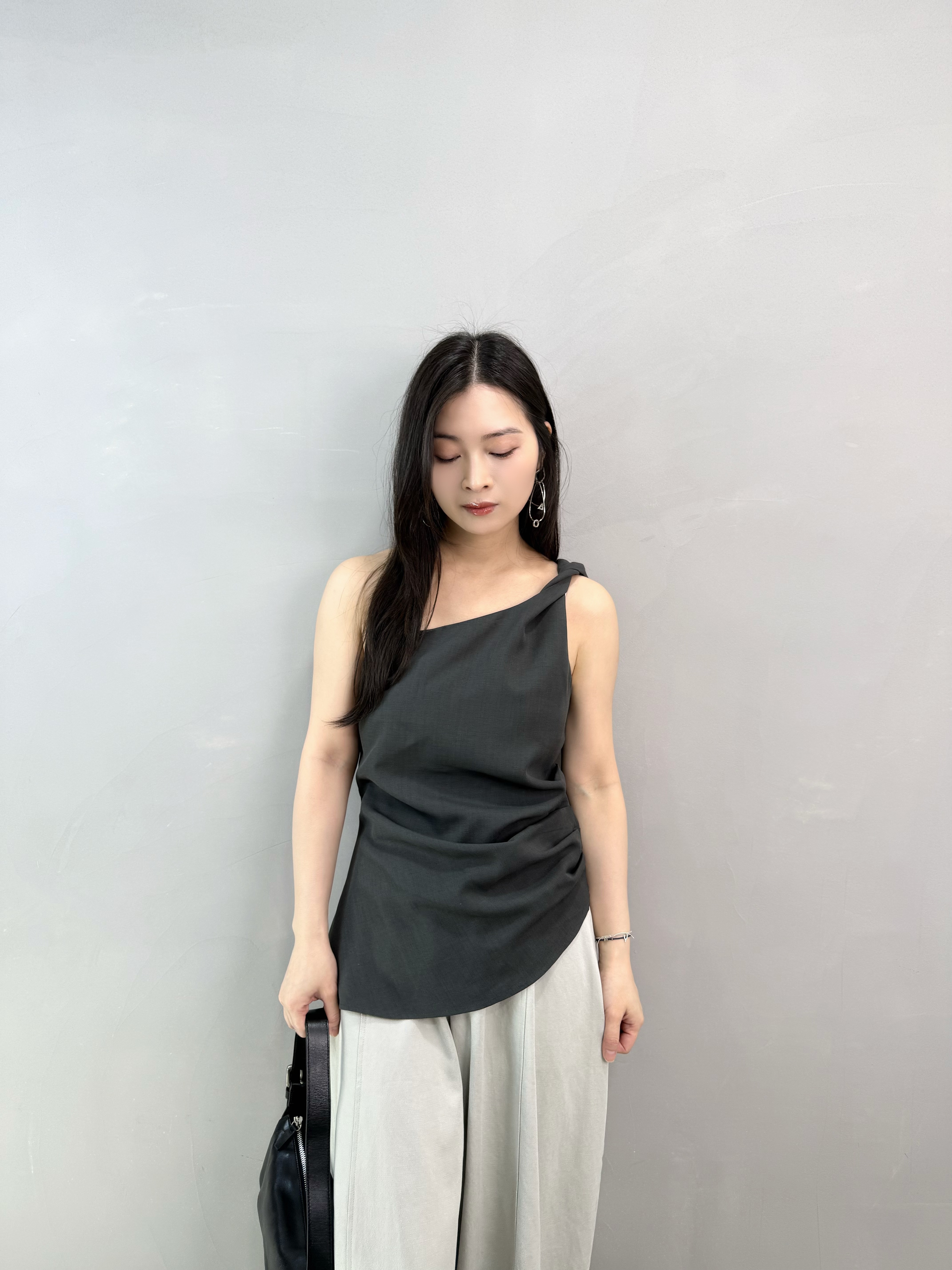 M78 扭膊斜領背心