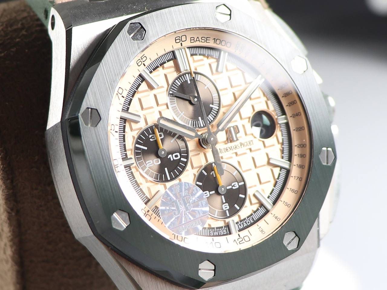 A P26400绿陶＂迷彩＂系列，直径44MM，钢壳绿色陶瓷圈绿色陶瓷按的把的！搭载订制版12H计时3126机芯，特制的顶级＂军绿迷彩＂橡胶带最强版＂26400＂系列🔥💯