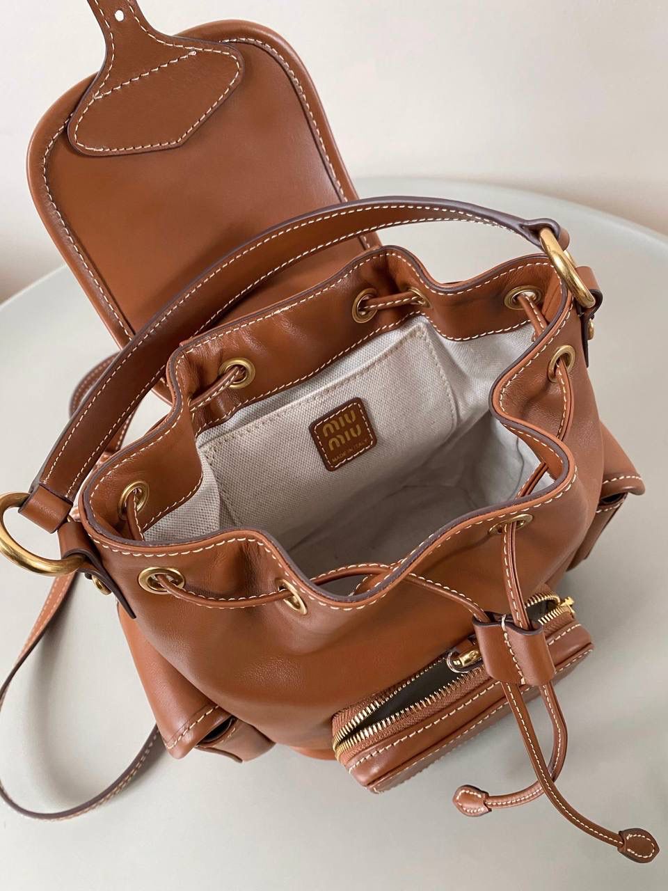 🈶干邑色小号 𝐌𝐢𝐮𝐌𝐢𝐮 双肩包·牛皮 万众期待的全皮款双肩包！ 它终于出来了，天天被催爆🤪 只有真的好看好背才能一直被惦记 全皮很有质感，手感超级软乎 自重很轻！容量也足够日常 再挂上可可爱爱的挂件呼呼～ 太好看了！！可以闭眼入 小号：18×22×11.5cm #F0060m 大号：25x29x12.5cm