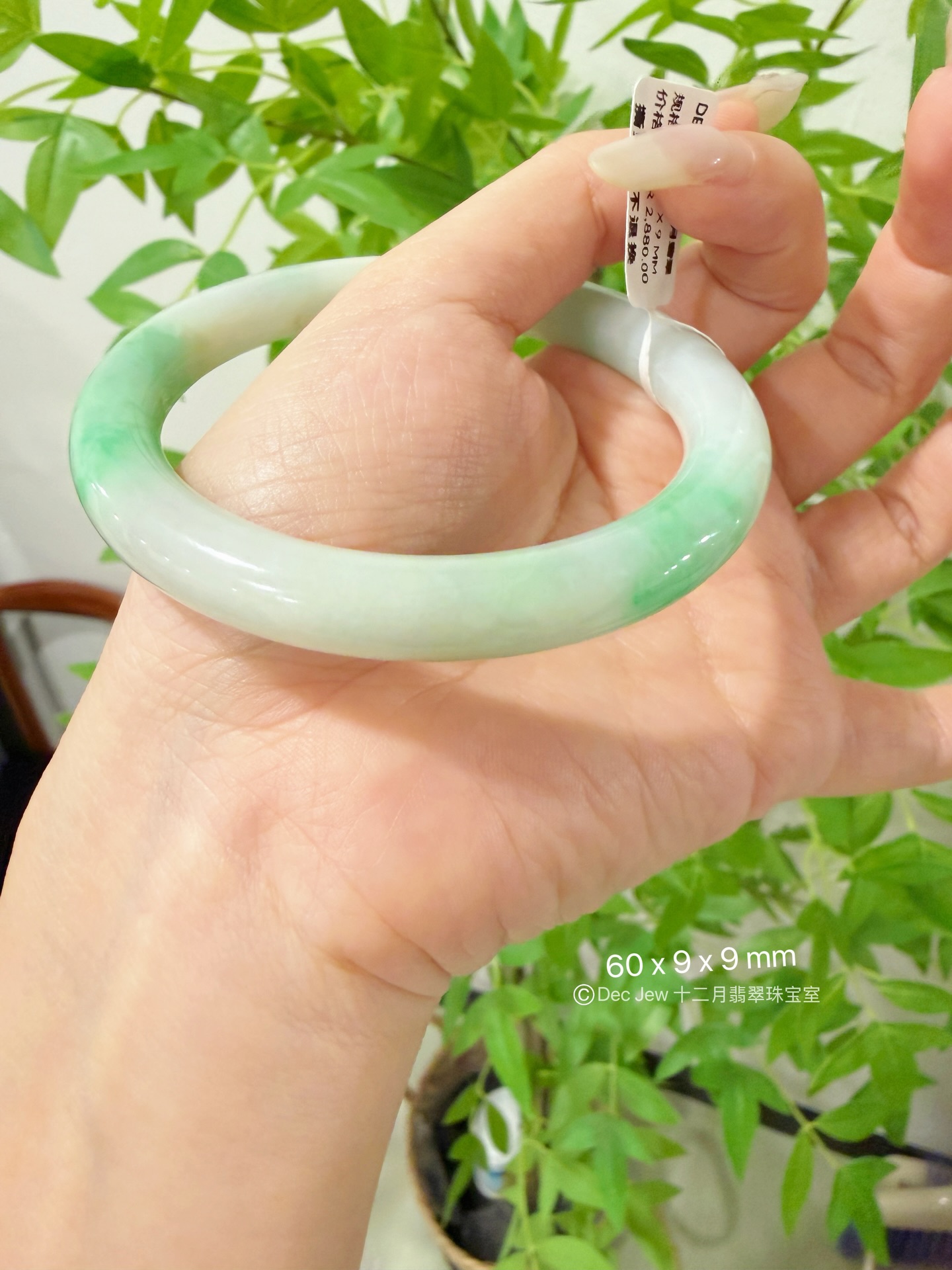 ✨ 马来西亚现货 · 手镯现货发售 ✨🟢60圆条芙蓉绿翡翠手镯💎 手镯尺寸 • 圈口：60 mm • 宽度： 9 mm • 厚度： 9 mm 📄 附证书 每只手镯均附专业鉴定证书，安心选购 ✔️ 🕊 鉴赏期 支持鉴赏期，购买更放心 🌍 全球配送 马来西亚现货，支持全球邮寄 ✈️ 📩 欢迎私讯咨询 / DM 查看细节与实#马来西亚翡翠 #怡保 #吉隆坡 #新山 #新加坡