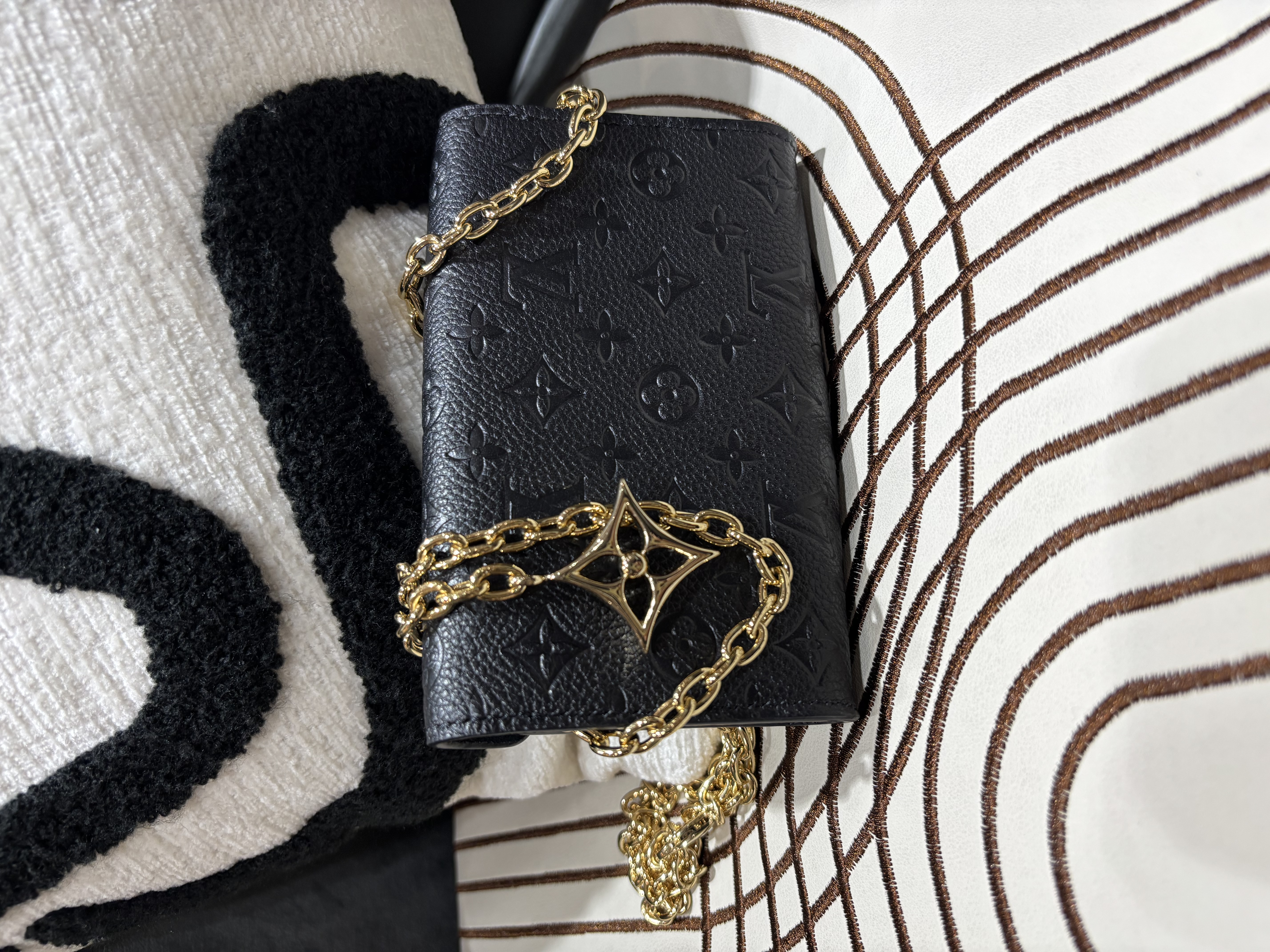 全新 Lv Pouch Metis Belt Chain Wallet 黑色Black Calfskin Monogram Empreinte 鏈條銀包 M4717Z,100%Authentic,全新未使用品  ☑️Dust bag☑️Box