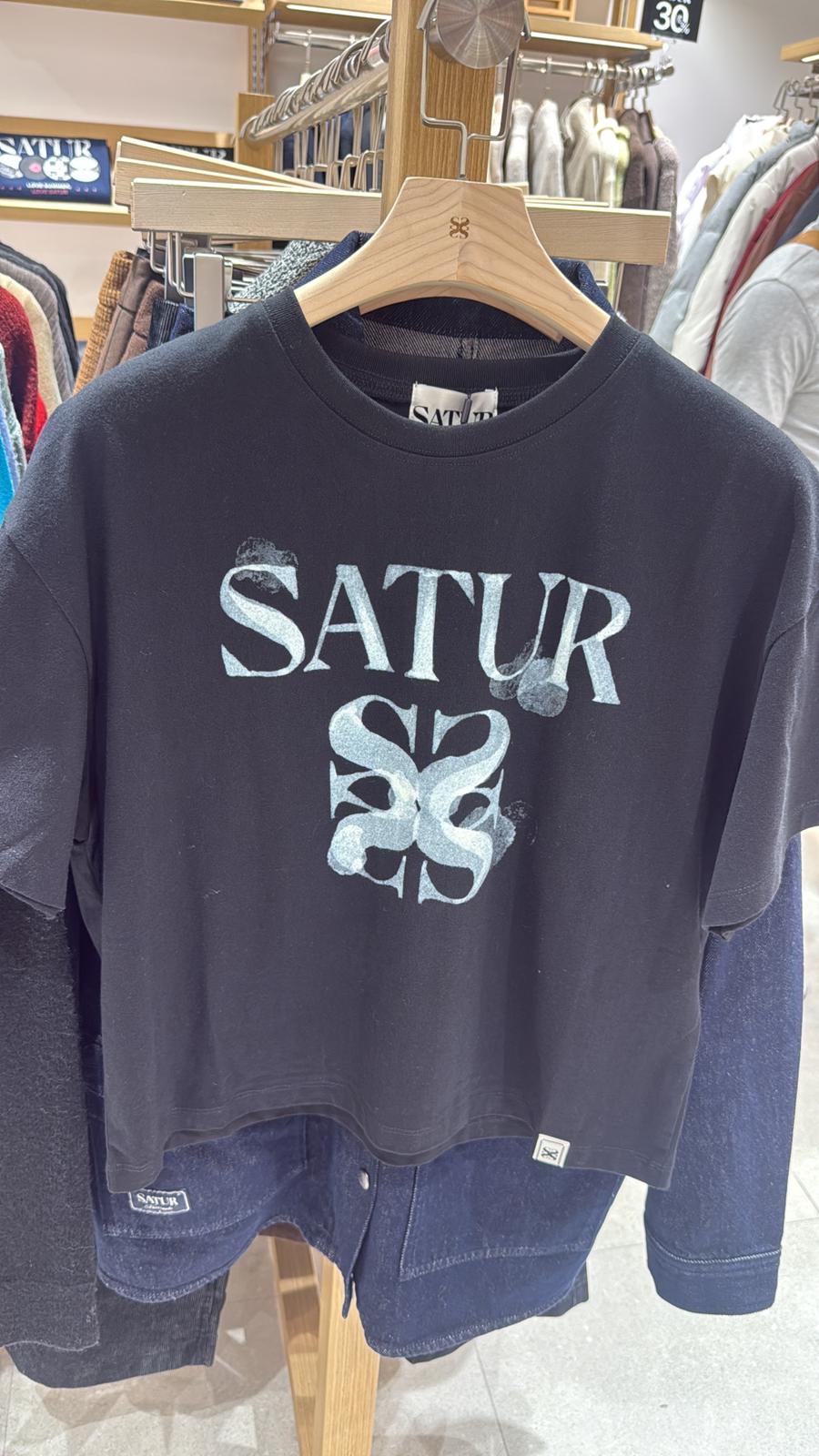 Satur women size tee 半價black Wm （預購10-14天