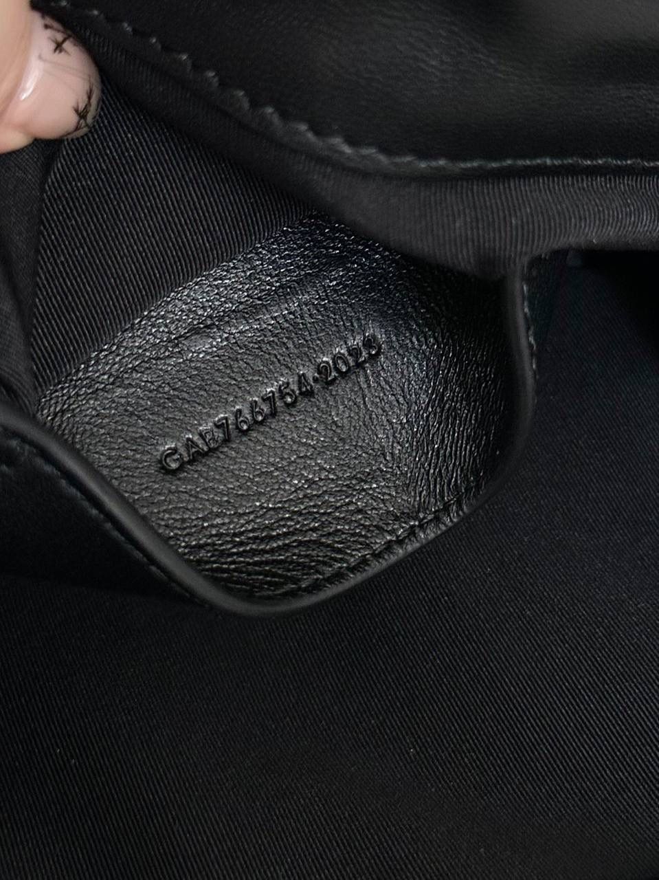 ys1 jamie4.3 mini 黑色🖤 最新size：比小号还小的mini款！！ 能放手机的实用mini bag真的是可爱惨了🥹🥹 他们家的包基本都是用的小羊皮 小羊皮和皮肤接触的质感真的不是其他皮可以比的 非常柔软，非常舒服 我觉得翻盖包比拉链包要好用 一翻一盖一取一放，行云流水 品质呢就不用你们操心啦 还是那个宗旨，没有zp不会开发 品质你们看对比图就好啦！ 20×12×7cm766754m