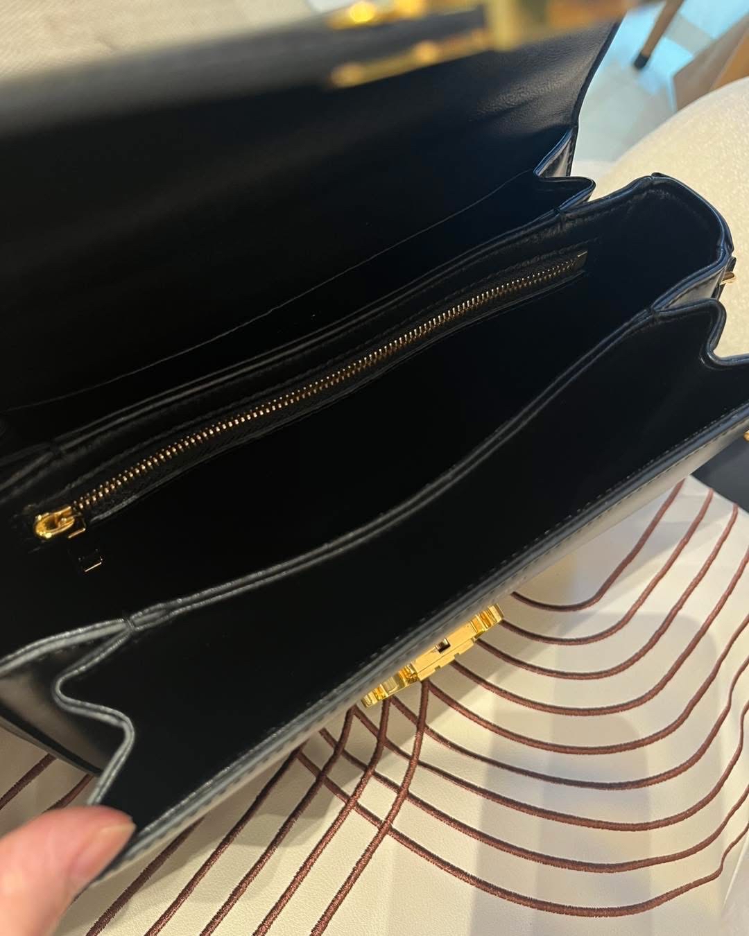 Celine CLASSIQUE TRIOMPHE 黑金凱旋門 box medium flap bag 22x15.5x6cm 100%Authentic ,95%new  ✅tap booklet ✅dust bag✅box  專門店售價$32,000✨📣