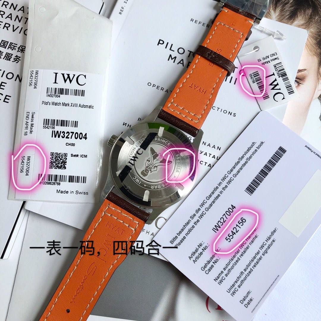 硬货首发，市场独家！IW327004，316L精钢材质，非凡工艺，让小厂知难而退！万国飞行员马克十八传承腕表，采用原装瑞士ETA王牌机芯W-300，40mm表径，全数字刻度超强夜光，双面防反光凸状蓝宝石玻璃表镜。独家渠道进口意大利SANTONI牛皮，一条牛皮成本相当于市场一般牛皮的几倍，在很多细节的把控上都已达到行业顶级，且多项可为标杆，整表细节一丝不苟。 原装价格3W余，一般人均可轻松驾驭，此款万国飞行员腕表视为万国经典款型，任何场景着装均适合佩戴，可谓百搭神器。全套包装出货