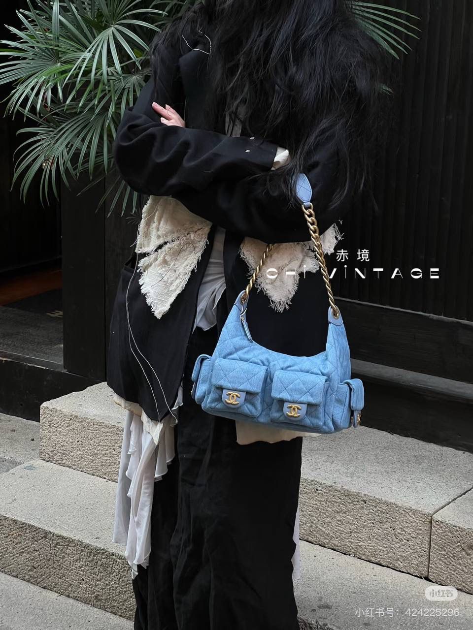 25C Hobo丹宁牛仔大號雙肩包鑒定版👜 一包一碼 支持全球鑒定查驗身份證原廠專G Fashion Art意大利過關清單資料可査詢 25C這一季人氣王者hobo丹寧牛仔，低飽和度牛仔淺藍，超級養眼，可甜可颯！ Jennie同款火到出圈，不管是簡約設搭配還是精緻小女人，都能瞬間提升整體的時髦度！ 五金：厚镀24K复古金 皮料：意大利Fashion Art牛仔 尺寸：27*35*18cm