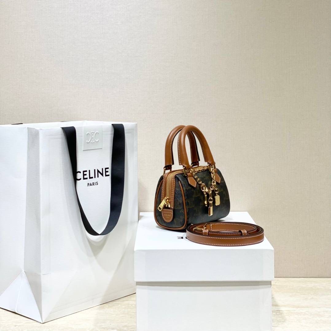 🔥大货实拍图 𝗖𝗘𝗟𝗜𝗡𝗘 ♥ 𝗧𝗥𝗜𝗢𝗠𝗣𝗛𝗘 𝗖𝗔𝗡𝗩𝗔𝗦 迷你波士顿，可爱炸💥除了可爱就是太可爱了🤣～ 型号：195112 尺寸14*9.5*8cm