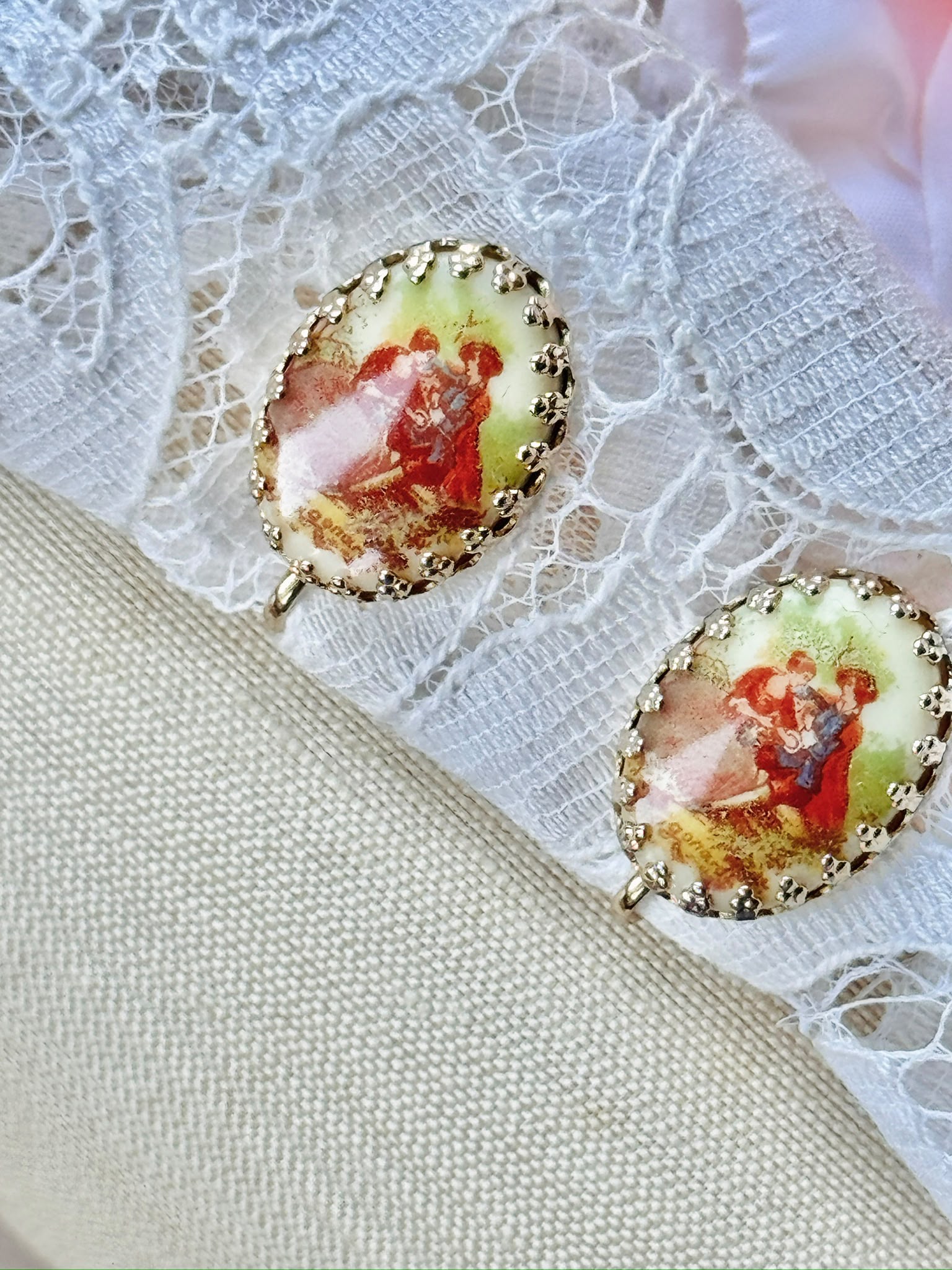 Vintager C.a. 1970s Courting Couple Clip Earrings (MT2644)