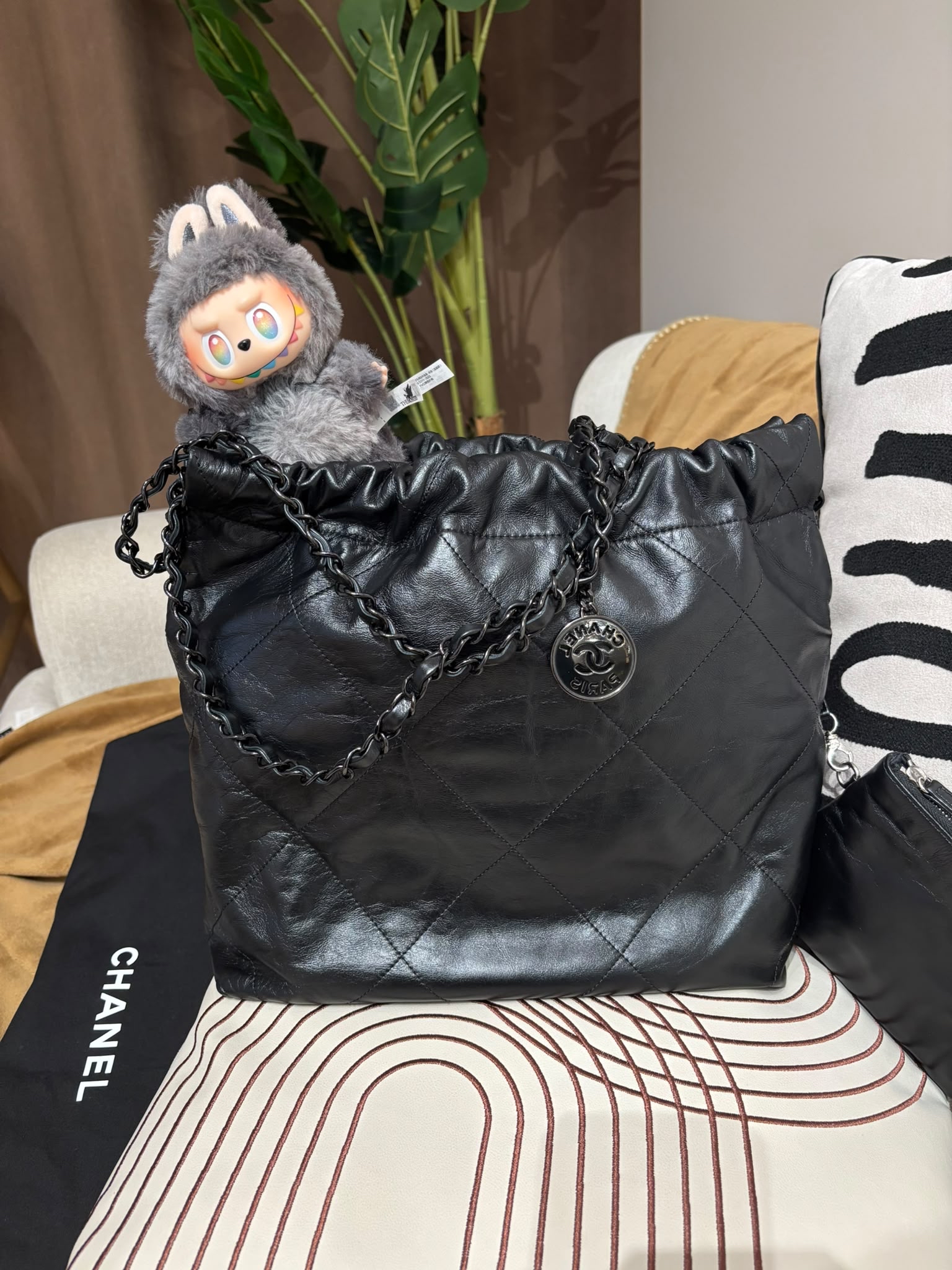Chanel 22 small so black calfskin,100%Authentic, 95%new ，✅晶片✅Dust bag✅box
