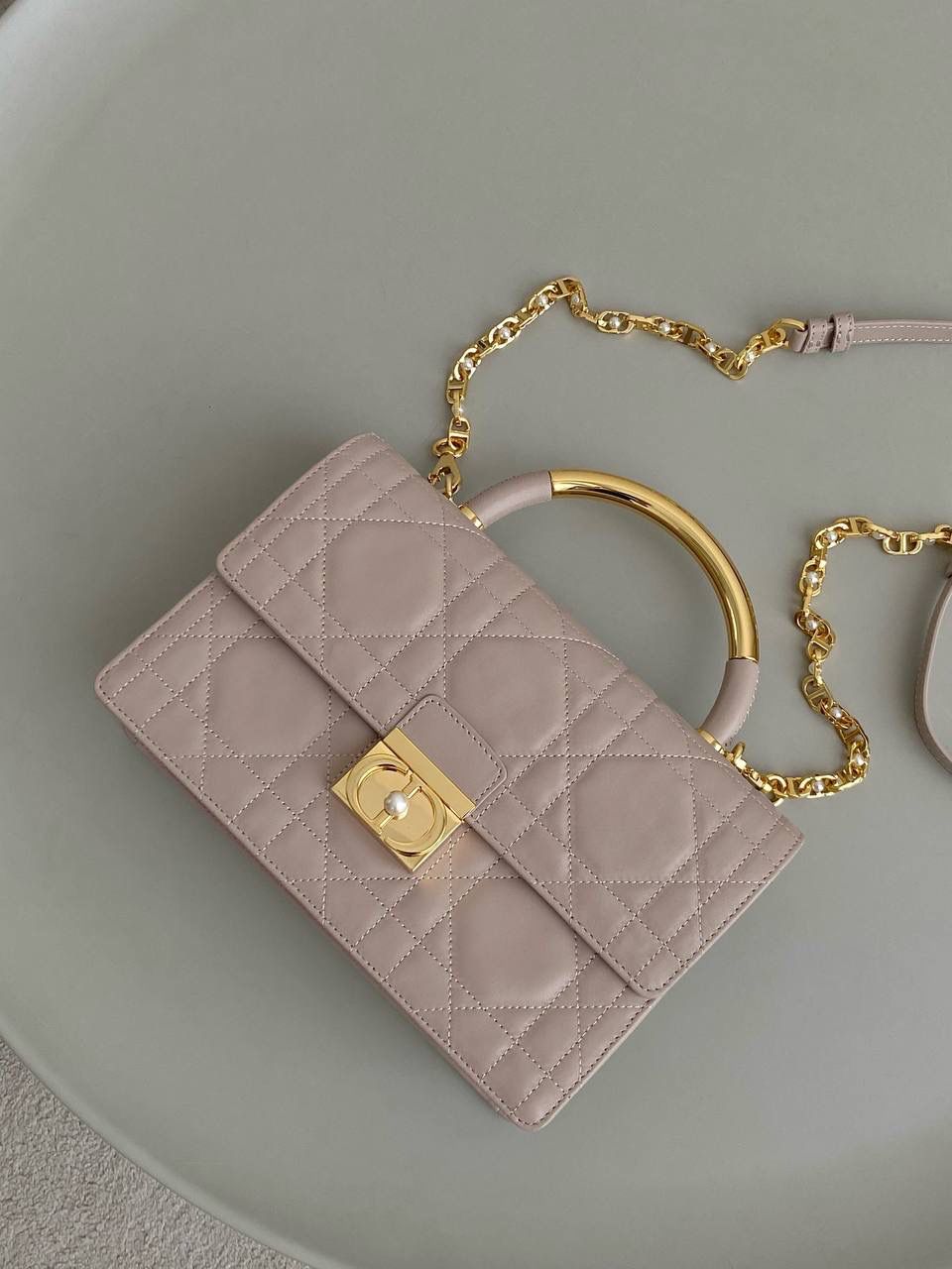 🈶杏色小号 𝐃𝐢𝐨𝐫 𝐀𝐧𝐠𝐞 𝗯𝗮𝗴手袋 这款颜值真的好看爆! 拿手上那种厚重的千金感’一秒沦陷 超大的CD 按扣、珍珠金属链条、和全金属手柄加上复古的包型、让整体非常精致 有种阳刚与柔美的酷时尚感 内里有隔层，可以很好的把私人物品归类 手拎手腕肩背腋下都可以 真的做到实用好看俩不误，超赞！ 25×7×16cm #💰115050m