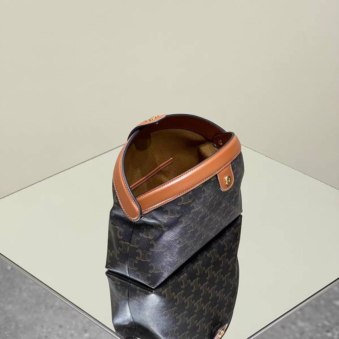 🔥大货实拍图 𝗖𝗘𝗟𝗜𝗡𝗘 ♥️ 𝗧𝗥𝗜𝗢𝗠𝗣𝗛𝗘手拿包 型号：100772 尺寸：24*8.5*15cm CELINE老花系列又新晋一款手包，容量很足够，试过手抓起来不会扁扁塌塌的感觉💫