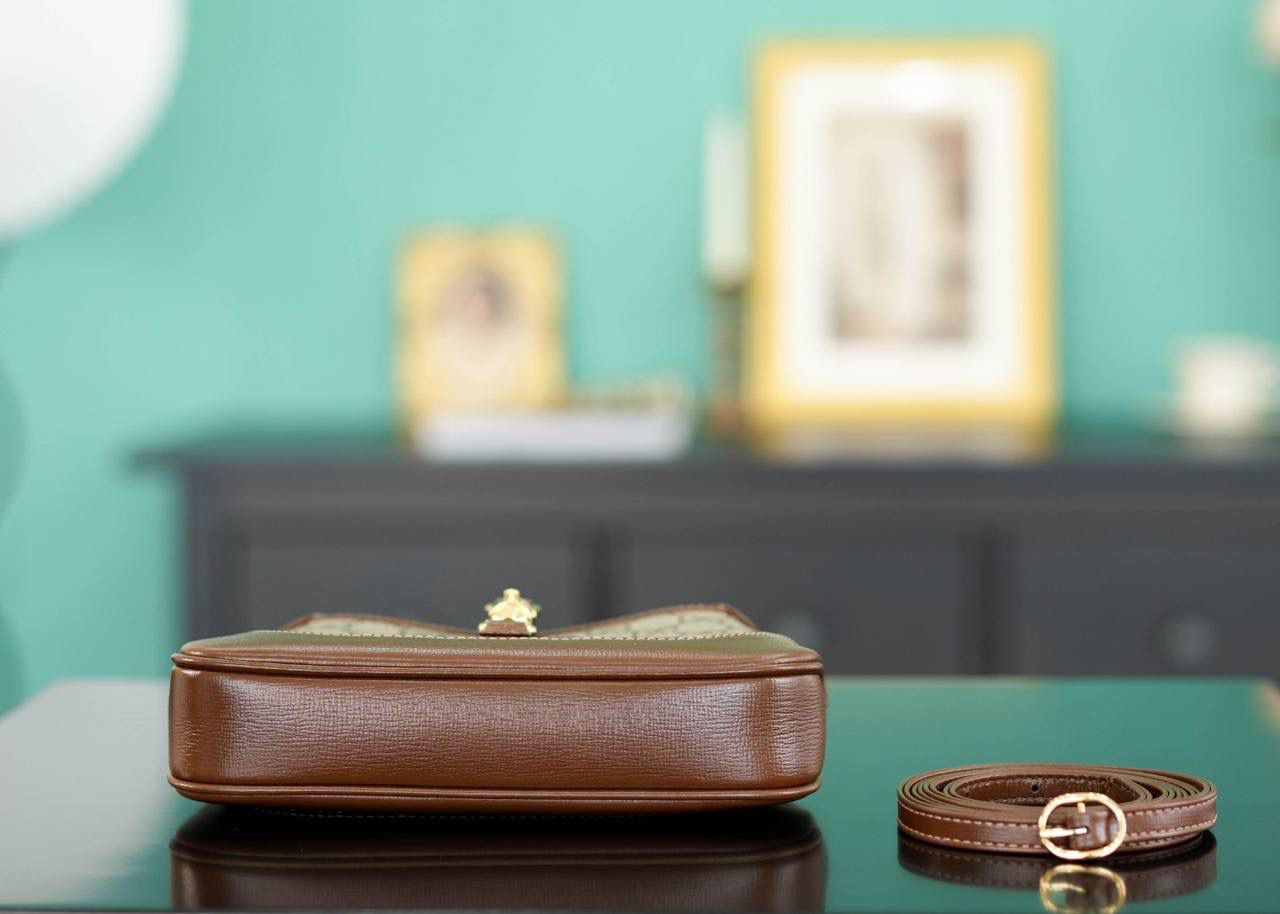 🥯GG Jackie 1961系列迷你手袋 棕色19cm 正品售价,500 经典𝙅𝙖𝙘𝙠𝙞𝙚是爱豆们最近的心头好 mini可爱程度超出我的想像 绿红织带复古设计 将60年代的气息与现代的时尚融合交汇 不仅让人感受到浓郁的复古美感， 还多了时尚潮流的气息，结合起来真的是非常赞！！！ 两条肩带设计，腋下背单肩背多风格背法~ 官方款号 637092 尺寸：19x13x3cm