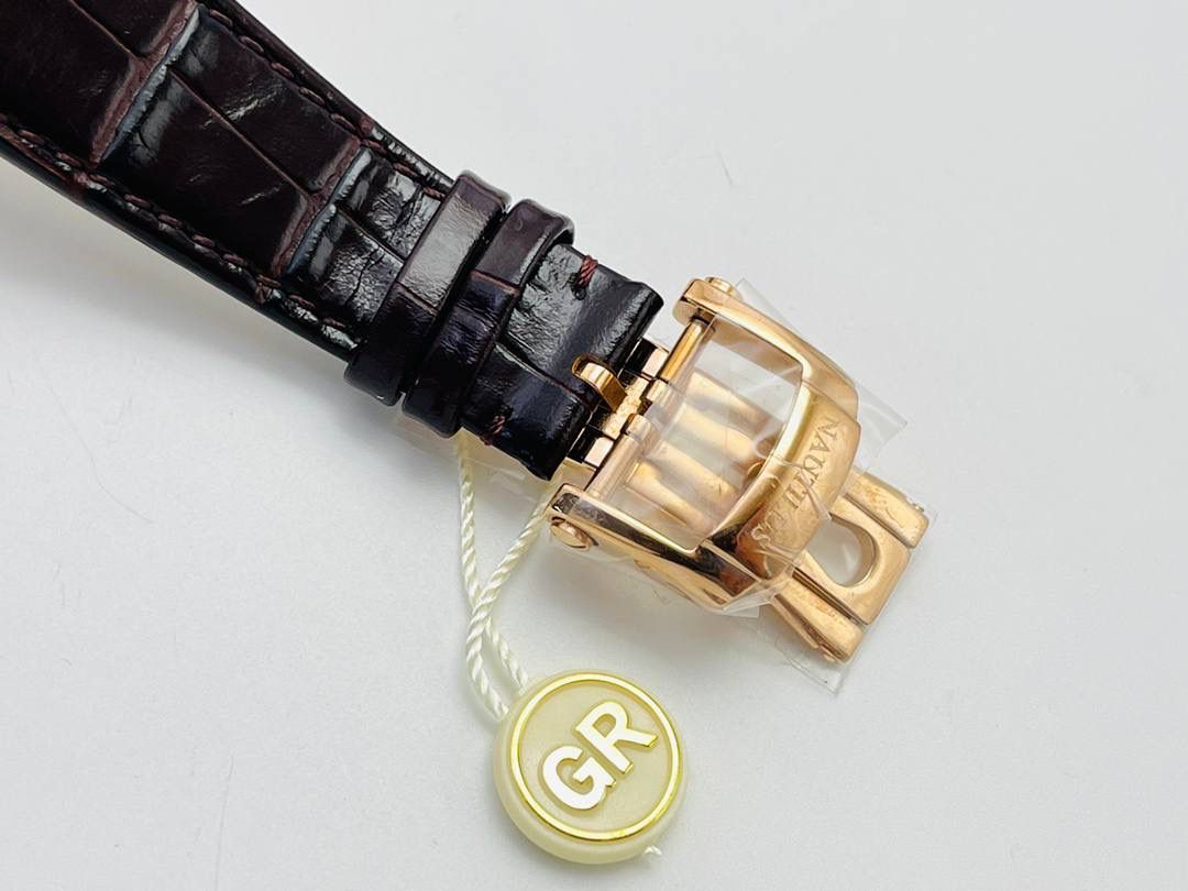 百达翡丽Patekphilippe运动系列鹦鹉螺5724（霸道总裁）PP5712GR“钢王之王”巅峰出道！出道即巅峰！ 1⃣️直径40毫米，做到接近正品的厚度！ 2⃣️所有功能同正品（10字位动能显示，7字位日历和月相，4字位小秒针）和原装一样的带水平压纹图案，带荧光刻度！ 3⃣️这是真正具有里程碑意义的超级一体机芯Cal.240 PS IRM C LU。全机芯零件数265个，平面游丝，21600每小时振荡次数 Gyromax带调节砝码的摆轮，稳定无误差。(不同于市面上现有的假机芯盖甲板，假珍珠陀) 4⃣️全新修正的不锈钢表带，铰链部分根据真正的百达翡丽鹦鹉螺不锈钢表带拆解开发，和正品一致的贴合效果，逆袭市面上所有副本，铰链开合角度和正品一致，锁毕声音和正品相同。