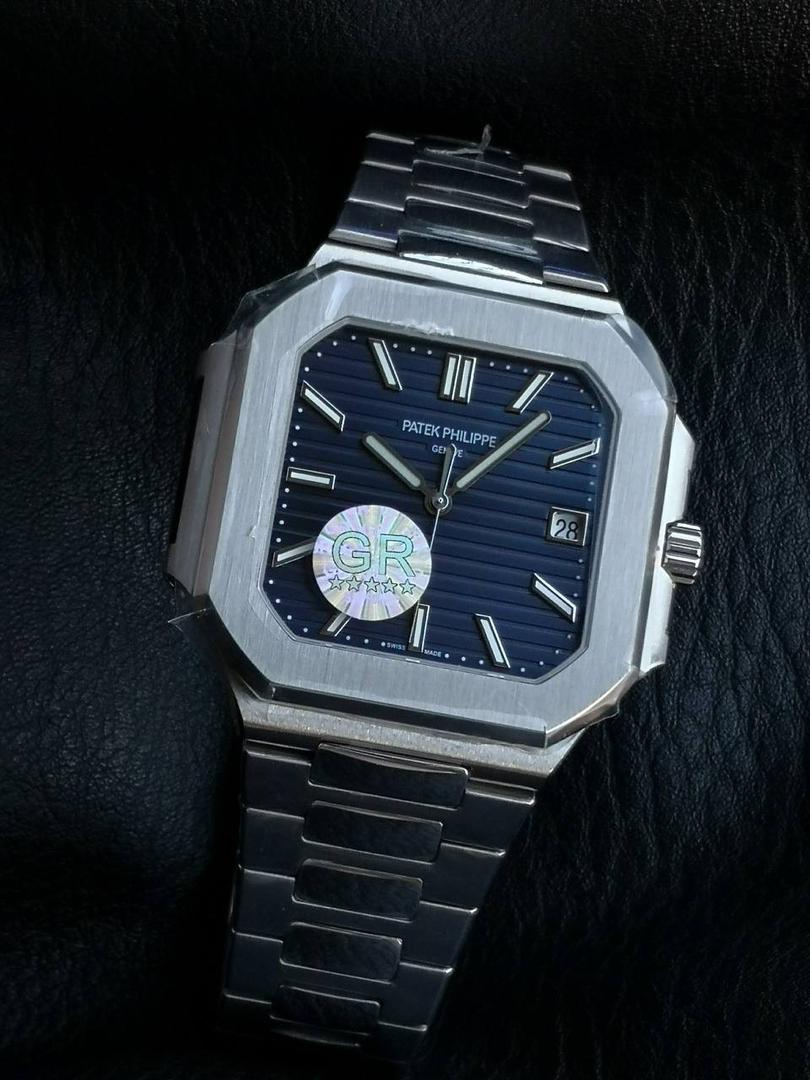 百达翡丽 方形 新系列CUBITUS 5821腕表 亮点特色：1️⃣机芯:搭载定制9015改Cal.26-330 SC一体机，调时不停秒，调时不停秒，摆轮位置均与正品一致，自动上链机芯。2️⃣钢带:316L定制级人体工程学表带，新扣款式。3️⃣表壳:尺寸45毫米厚度仅8.3mm，为表壳对角线长度(即10点位至4点位),因为表壳近似于方形，上下边的宽度会小于这一数值，所以视觉效果并不是很大。 搭配上，5821属于运动风格腕表，日常搭配正装和休闲风格也可以。