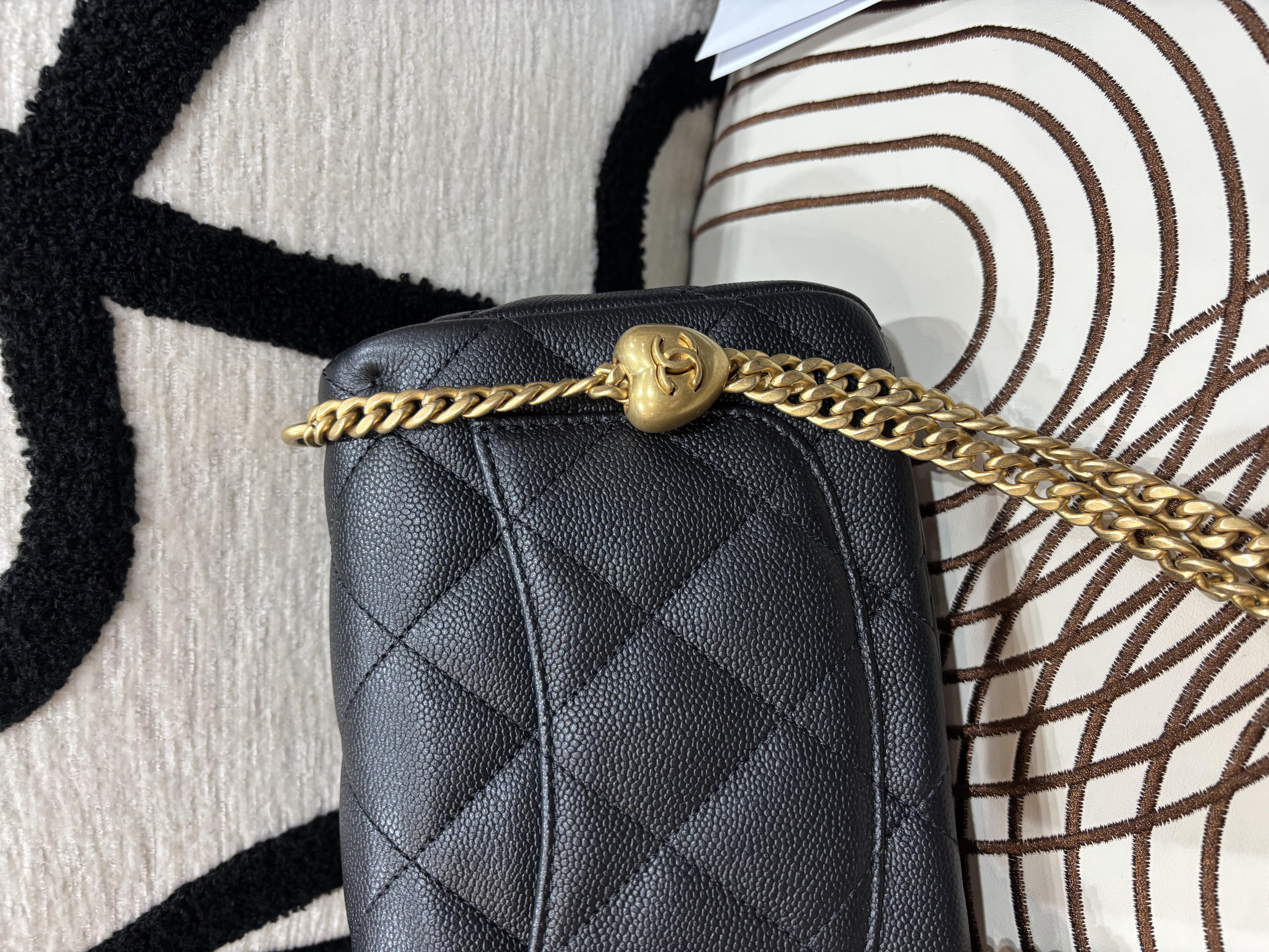未使用品 Chanel flap bag 黑色魚子醬牛皮心心金球 心形調子求方胖子100%Authentic, Unused未使用品 ✅晶片✅收據✅Dust bag✅Box