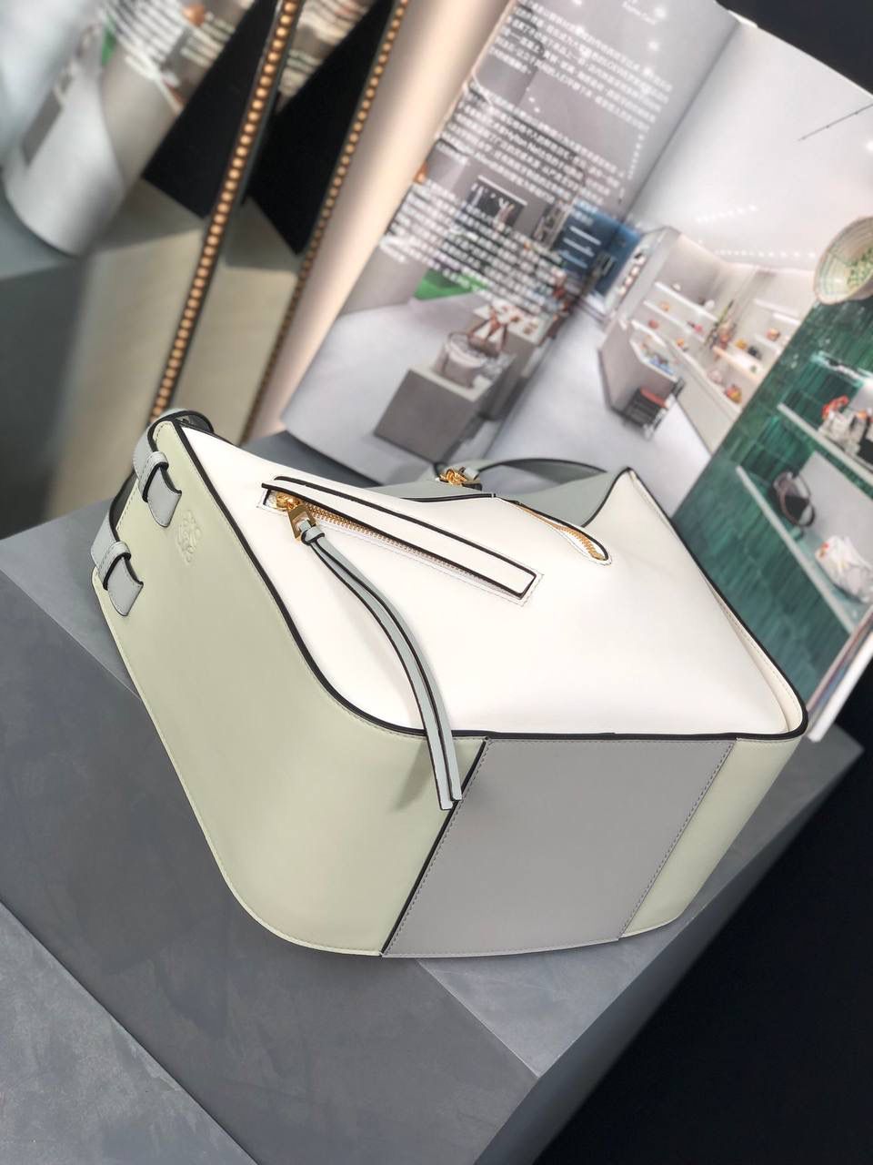 *小号𝘏𝘢𝘮𝘮𝘰𝘤𝘬吊床手袋 （平纹/粉末灰拼色） 尺寸:30-14-25cm 编码:6887 带有柔软侧面包身的多功能手袋，容量大，可自由变换，多种背法，肩带可拆卸调节（斜背、侧挎、单肩、腋下、手拎…）内部钩扣封口，两个内部插袋，人字纹棉纺布衬里，Anagram压纹💕💕