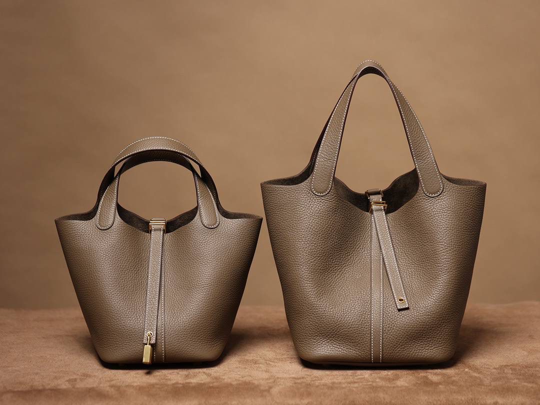 H正式上线！ 大象灰18cm金扣 独家渠道货！手机实拍！独家背景！ 纯手工制作、细工慢活、工匠精神雕刻的艺术精品！ 尺寸：18 X 19 X 13.5cm