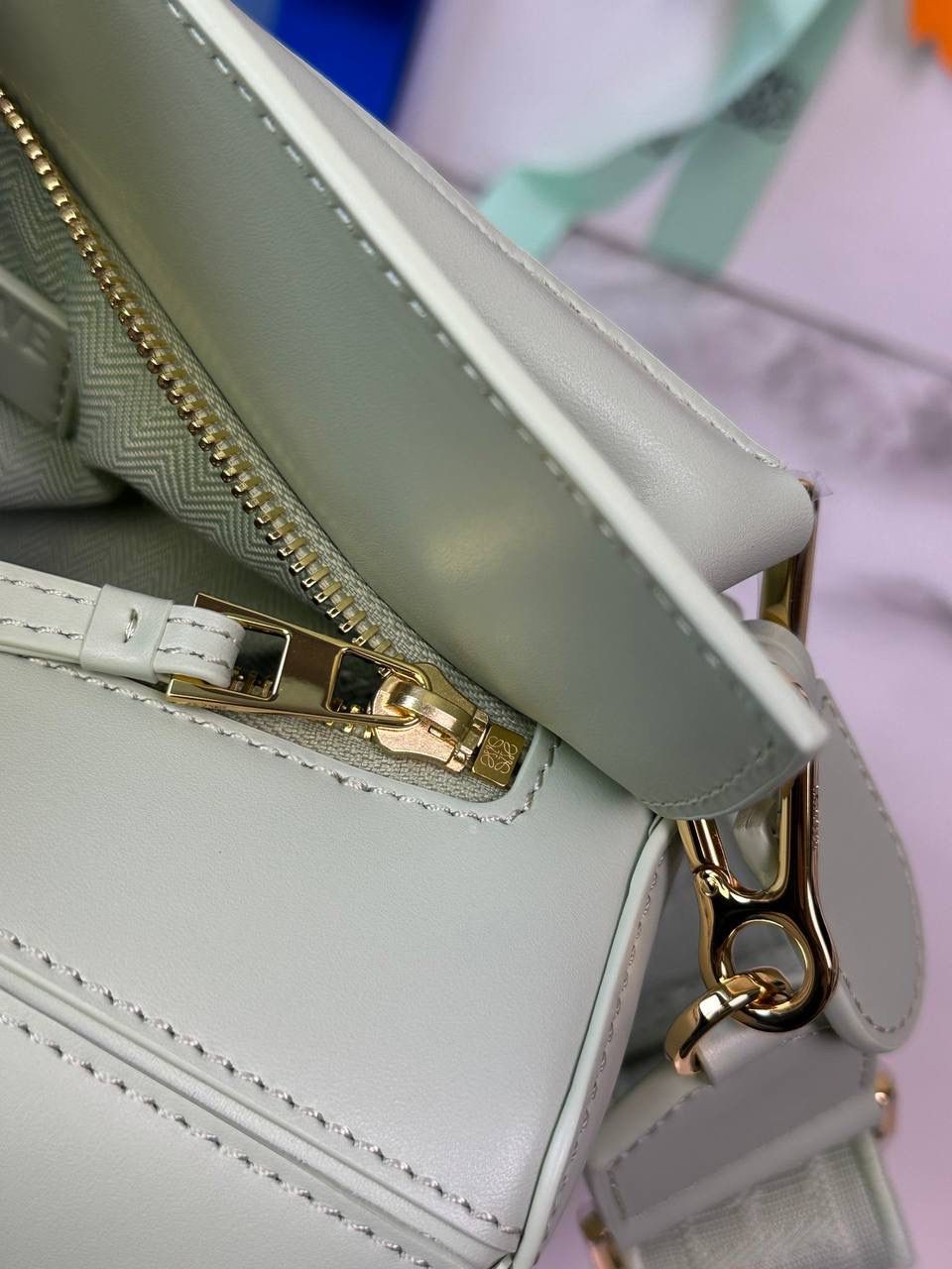 🅰️小号 𝗣𝘂𝘇𝘇𝗹𝗲最新版本❤️ ——（缎面/织带款） ✅经典拼图系列，不规则立体几何设计，最具辨识度的立体廓形和几何美学，顶级进口小牛皮搭配德国沙菲线，独家定制五金，𝗬𝗞𝗞拉链拉头 ✅容量超大，颜值高，四季百搭，新款自带可拆卸𝗟𝗢𝗘𝗪𝗘织带宽肩带‼️ 尺寸：𝟐𝟒-𝟏𝟎.𝟓-𝟏𝟔.𝟓𝐜𝐦 款号：061609织带款春玉色