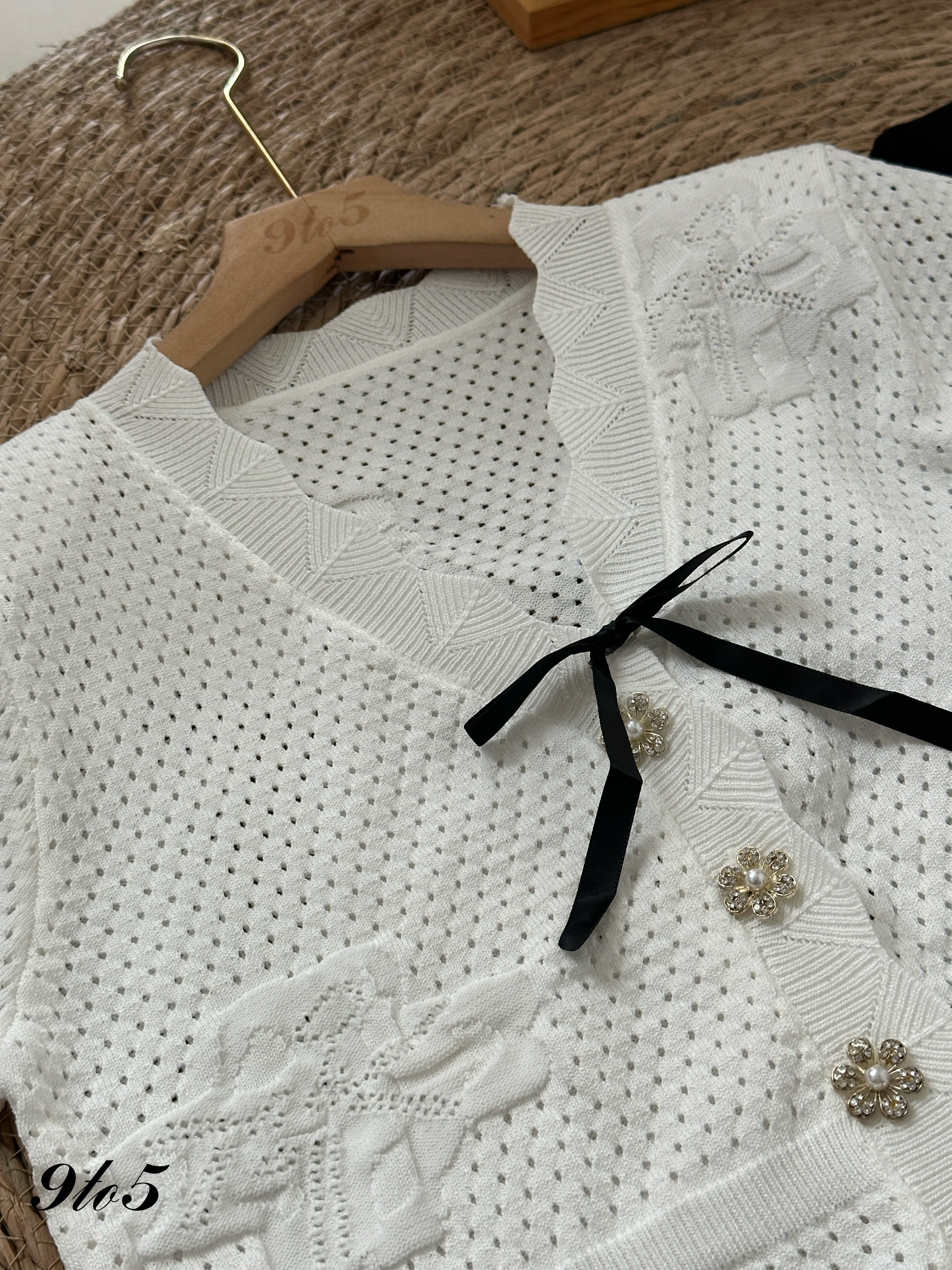 T4087 V Neck Open-knit Top - Black & White