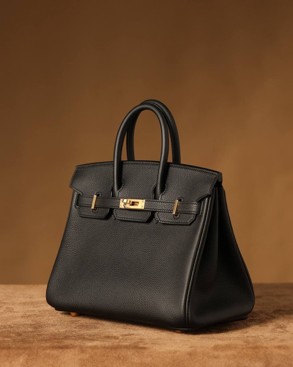 Hermes 爱马仕 Birkin25cm 黑色金扣👜✨ Birkin 独家渠道货 独家欧洲原厂皮原厂五金组装的ZP尾单货 尺寸：20 X 25 X 13CM 尺寸：22 X 30 X 16CM Birkin我们采用的是进口原厂Togo真皮，什么是Togo皮呢？ Togo皮：最经典的Birkin用皮。表面是均匀的颗粒状，类似荔枝纹，有光泽。皮质较硬，容易保持包包的形状，相对较轻，触感比较柔软，耐磨耐用； 我们用的是纯原、原厂皮就是和原版专柜一样的皮！