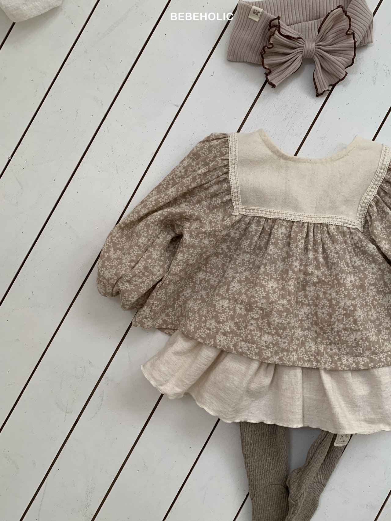 🌸預訂 韓國直送🌸🇰🇷BEBEHOLIC兩色碎花蕾絲方巾領長袖上衣