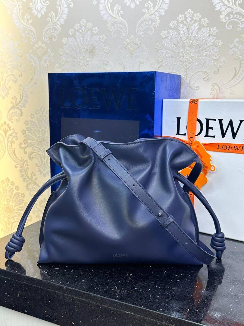 全新升级—𝙁𝙡𝙖𝙢𝙚𝙣𝙘𝙤出货啦✅ ❤️升级版福袋正面新增品牌烫金𝙇𝙤𝙜𝙤代替压印𝙇𝙤𝙜𝙤，肩带加宽同时增加两侧狗扣五金代替原本皮穿扣肩带，精致又便捷🥰 ❤️独家定制皮料五金，小牛皮皮质手感十分柔软且耐用，肩带🉑拆卸🉑调节，多种背法任你选择，容量超大，日常出行必备😍 ❤️独家品控，完全对版细节，全套礼盒🎁包装给你满满的仪式感🥰 中号尺寸：𝟯𝟬-𝟮𝟰.𝟱-𝟭𝟬.𝟱𝗰𝗺 款号：052028 深邃蓝【配全套礼盒】