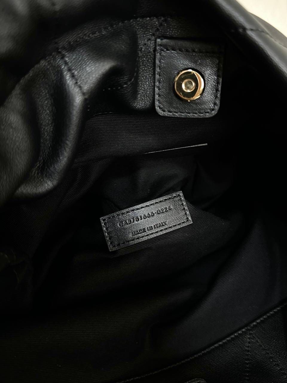 爆款🔥仅剩少量❗️ ys1 jamie垃圾袋黑色♟️ 其实一点都不想叫这只tote为"垃圾袋" 因为它实在太优雅太高级了 完全不是"垃圾袋"的那种粗犷和狂野 属于垃圾袋中仅一份的特立独行的风格 加上包身依旧用了小羊皮的质感 就显得它更秀气了☺️越看越喜欢🥰 大小容量也正好，整体不会拖沓 zp开发是基础操作了 要做到90%的相似度很简单 而要做到95%以上，那就要在各方面细节上都仔仔细细打磨一番了 没错，我家就是为了做到95%以上的相似度 才导致出货时间总是靠后 不过我相信酒香不怕巷子深 一定会有人懂我的✊🏻✊🏻 38×33×2cm781666m