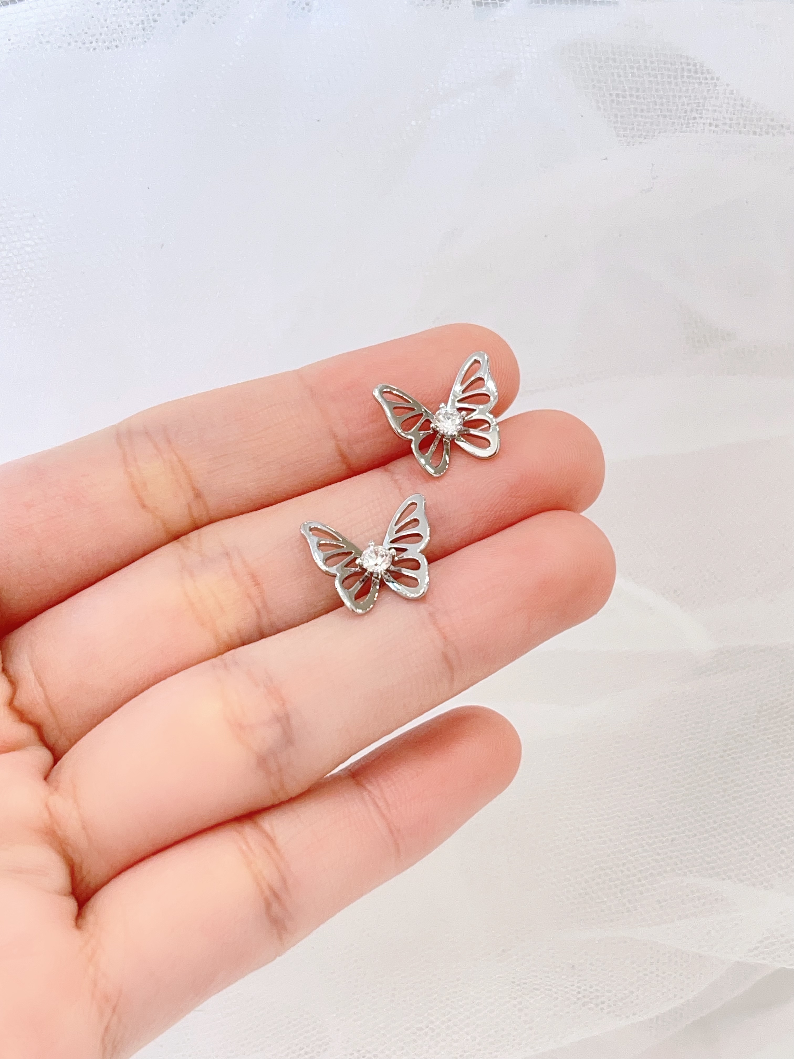 甜酷镂空银色蝴蝶耳环