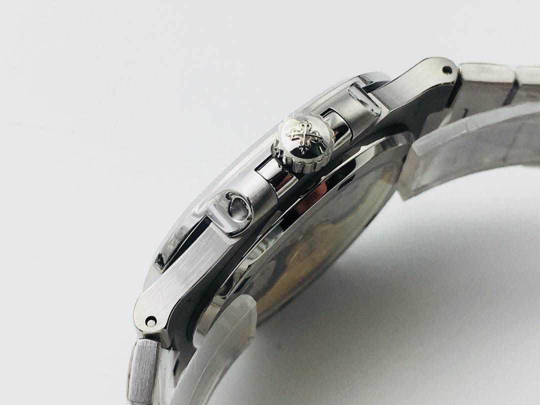 百达 翡丽 璀璨方钻亮相了[色]第一款真正意义上的超级鹦鹉螺，震撼来袭！ 1⃣️全新修正的不锈钢表带，铰链部分根据真正的百达 翡丽鹦鹉螺不锈钢表带拆解开发，和正品一致的贴合效果，逆袭之前所有副本！ 2⃣️铰链开合角度和正品一致，锁毕声音和正品相同！ 3⃣️重点指出此次V4版的面盘在采用与真品一致的覆荧光涂层金质立体时标，特别突出的“蓝魅”面无限接近原版！ 4⃣️机芯方面是全新订制的修正版的一体芯Cal.324机芯，是目前唯一做到机芯的钢印与正品一样的雕刻工艺。