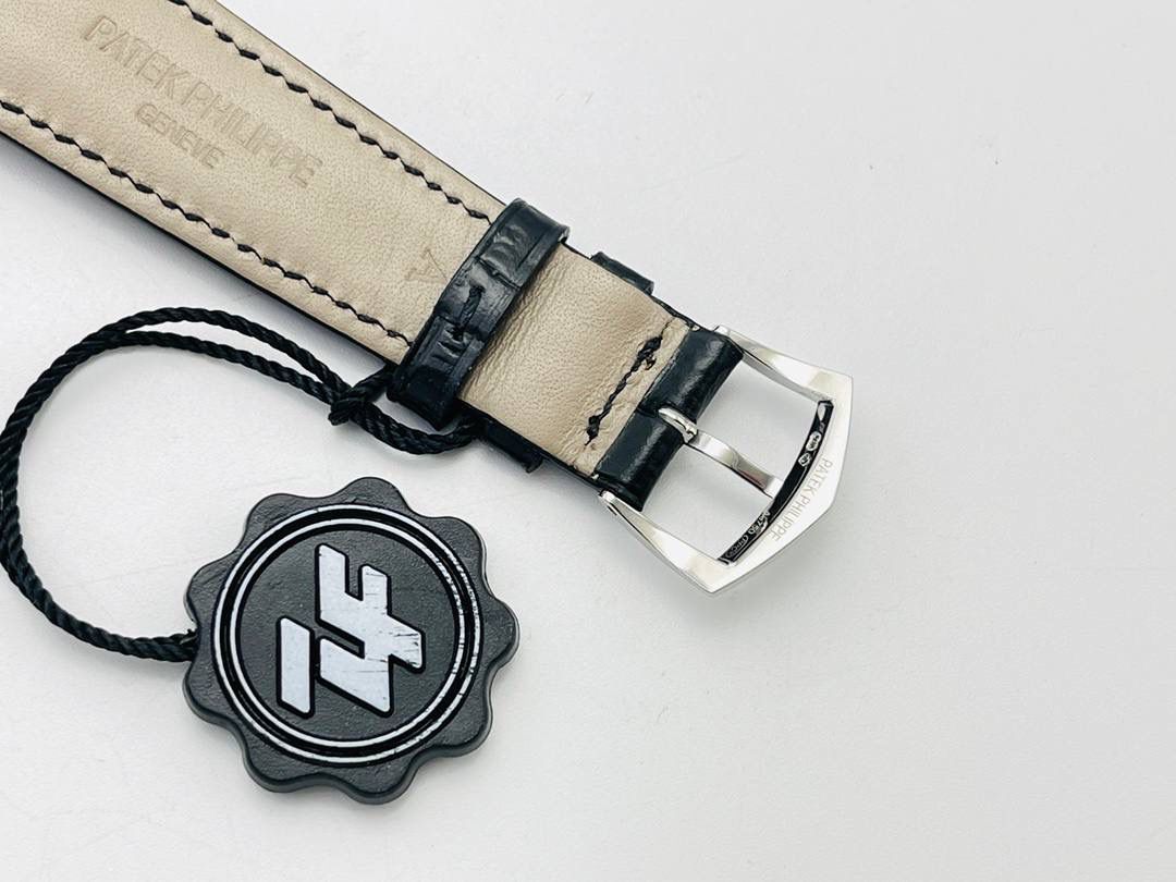 2021心诚所致，震撼推出精细美学代表之作——百达.翡丽古典表系列——5296V3版！【细节升级如下】腕表尺寸38mmX9mm 薄而有质！🤩😍 1⃣️完善表壳细节，提升打磨质量，独家还原出正品的完美比例和特有质感。 2⃣️刻度，指针采用最新的贵金属电镀技术加持，效果更佳出彩！ 3⃣️“锅盖型”微凸蓝宝表镜，版型与正品一致，效果通透，辨时清晰。 4⃣️【引领一体机时代】采用定制版Cal.324一体机——更薄，更稳，更像。 【表带】经典意大利小牛皮表带，纹路清晰，质感上乘。针式表扣打磨齐整光亮，通用原装无压力。