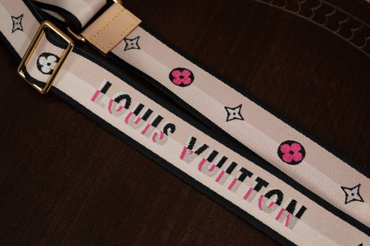 LV Speedy Bandoulière 20 枕头包👜💕 经典 Speedy 小号真的太可爱了！ Monogram 老花帆布＋牛皮饰边，质感一看就很 LV～ 小小一颗但很能装，日常出门刚刚好。 Size：20 × 13 × 12 cm 小巧可爱，但实用度在线 💖