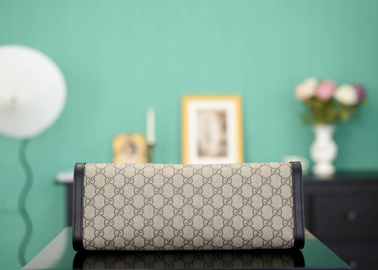 🥯Padlock系列GG中号肩背包 老花黑色 35cm 休闲、随意、有范 且非常大牌的款真的非Padlock这款购物袋不可 这个尺寸比较通勤风一些，大容量 包身轻便，非常适合上班族！ 官方款号 479197 尺寸：35x23.5x14cm