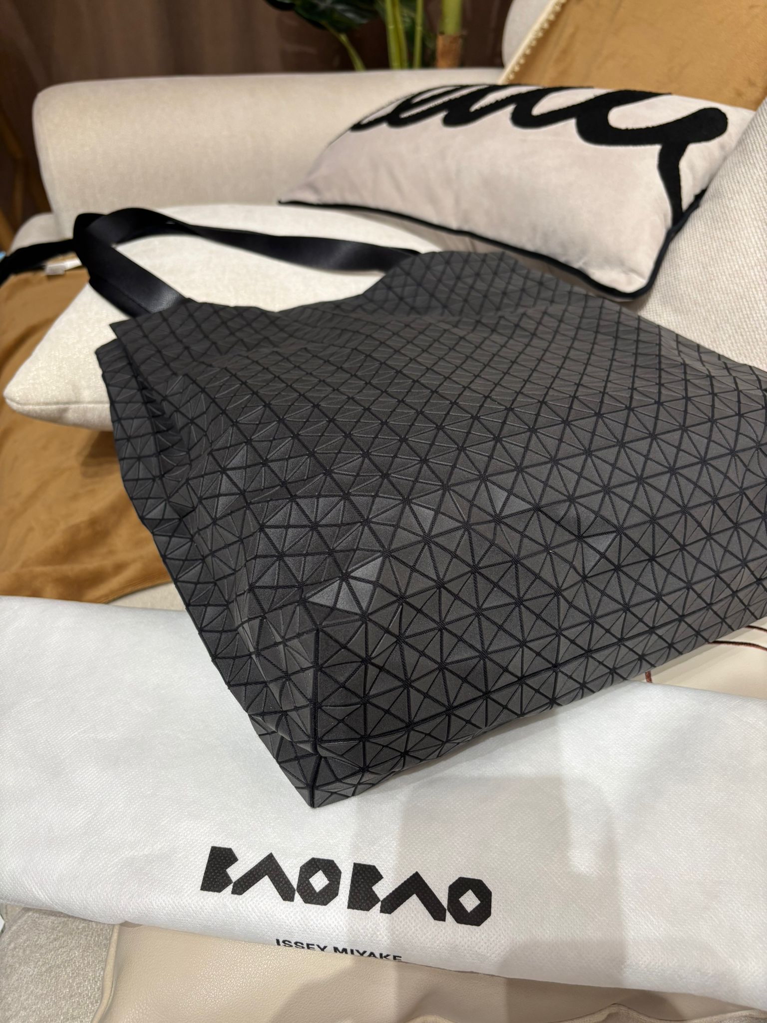  Issey miyake cart tote bag Black 100%Authentic ,99%new✅dust bag 專門店售價$6980✨