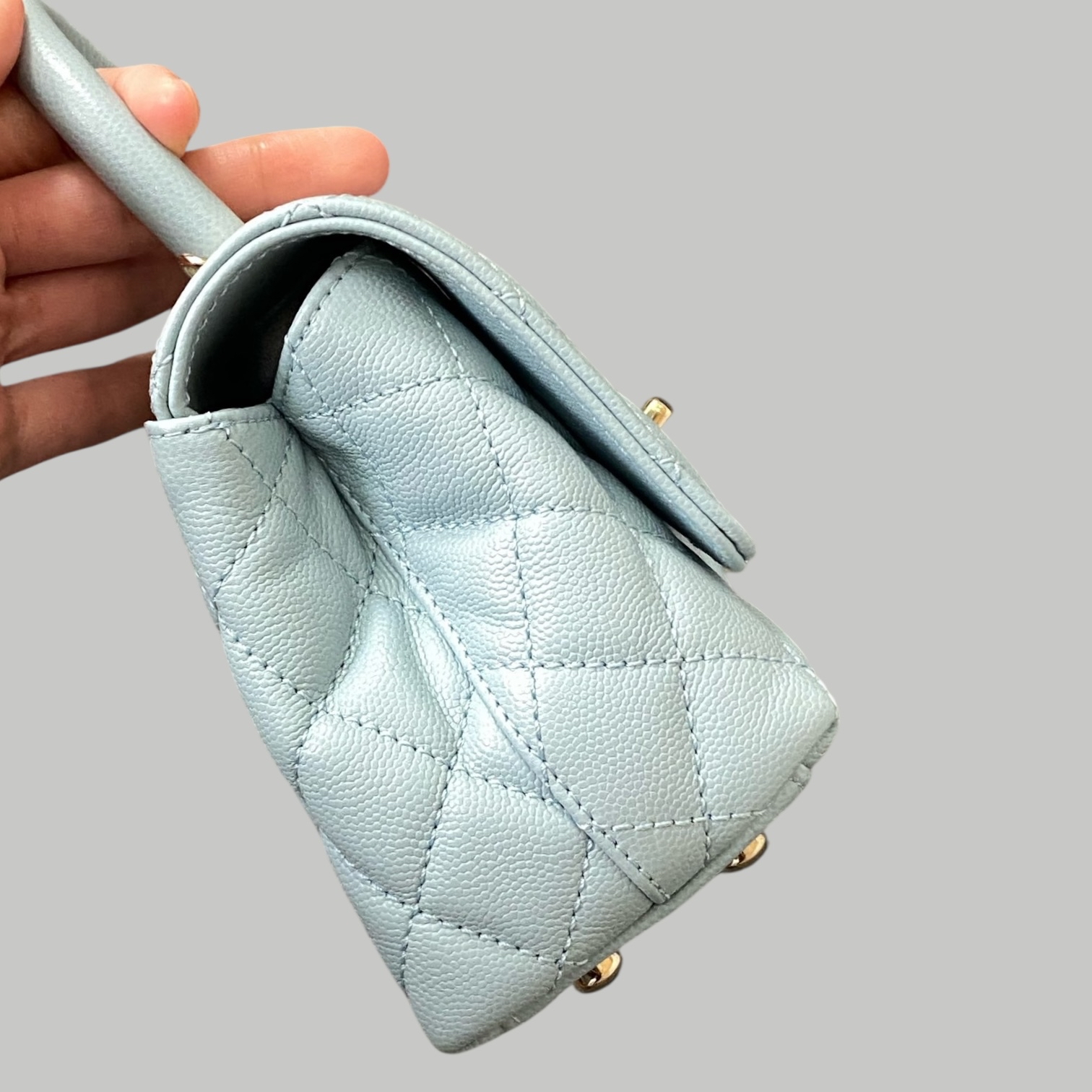 Chanel CocoHandel mini 22P淺藍色