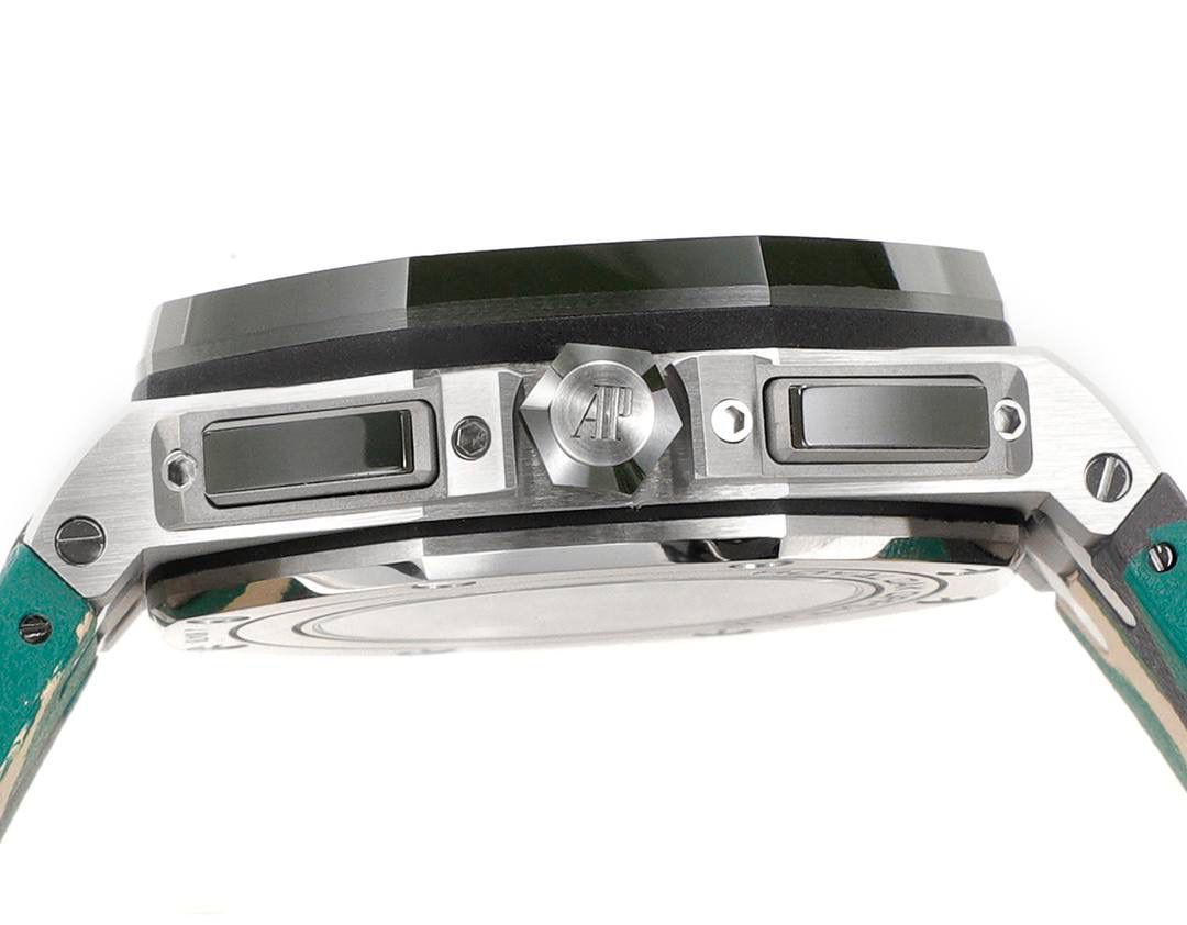 表盘以爱彼经典的大格纹为背景，一个个层次分明的方格排列，经过完美的打磨，将尽善尽美体现得淋漓尽致。三点位的日历表盘，在蓝宝石玻璃凹透镜的作用下，TPE扩大效果与原版一般无二。每一根大小表针，无论从各个角度来看都没有出现毛刺现象，这一点解决了大部分强迫症表友一直存在的烦恼！刻度与表针中间部位都采用瑞士进口夜光粉，每一个个体都做到手工填充，均匀饱满度是机器填充远远比拟不了的，亮度与发光颜色与原版几乎一致！机芯方面采用7750改3126的计时机芯，十二位的小秒，六点位和九点位的12小时计时与30分钟计时，完美的还原了原版的所有功能，经过JJF团队的精密打磨，大大提升了7750基础机芯的稳定性，缓解了一直以来计时机芯款式空有其表的尴尬现象！做到无可挑剔，堪称天花板级别，欢迎广大表友品鉴！💯🔥