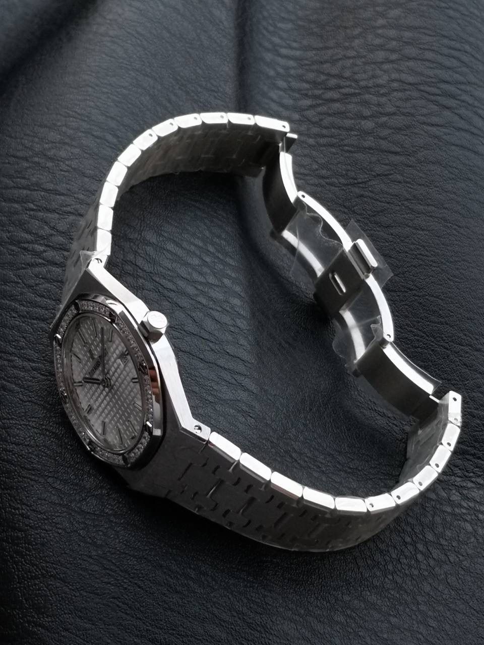 表壳厚度为7毫米，整体较为纤薄，使腕表佩戴起来更加轻盈，不会给手腕带来过多的负担。 皇家橡树67651延续了标志性的八角形表壳，展现了爱彼独特的工艺美学。每一处细节都经过精心雕琢，体现了品牌对完美的追求。 指针经典：采用皇家橡树指针，这种指针形状独特，宽大且线条流畅，具有较高的辨识度，与表盘的整体风格相得益彰，为腕表增添了一份优雅与大气。