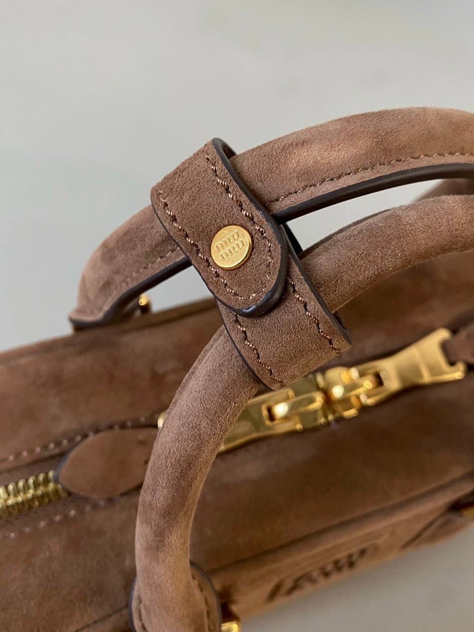 🈶可可棕，小号 𝗠𝗶𝘂𝗠𝗶𝘂24秋冬保龄球 今年棕麂皮系列大人气啊！深深的巧克力色，满满秋冬味儿～ 绒面皮每年都会有，但是！！今年这股风刮的特别猛 从秀场到ins博主穿搭，或者线上门店 几乎都有麂皮元素！ 西装款 夹克 风衣 鞋子 包括包包等 延续去年美拉德色系的颜色， 今年的颜色各种各样，有深有浅 但我唯爱咱miu家的这个巧棕色 绝对秋冬氛围感里，最“增质感”的时髦单品！ 小号：10.5×22×7.5cm #F0011m 大号：27x12x9cm