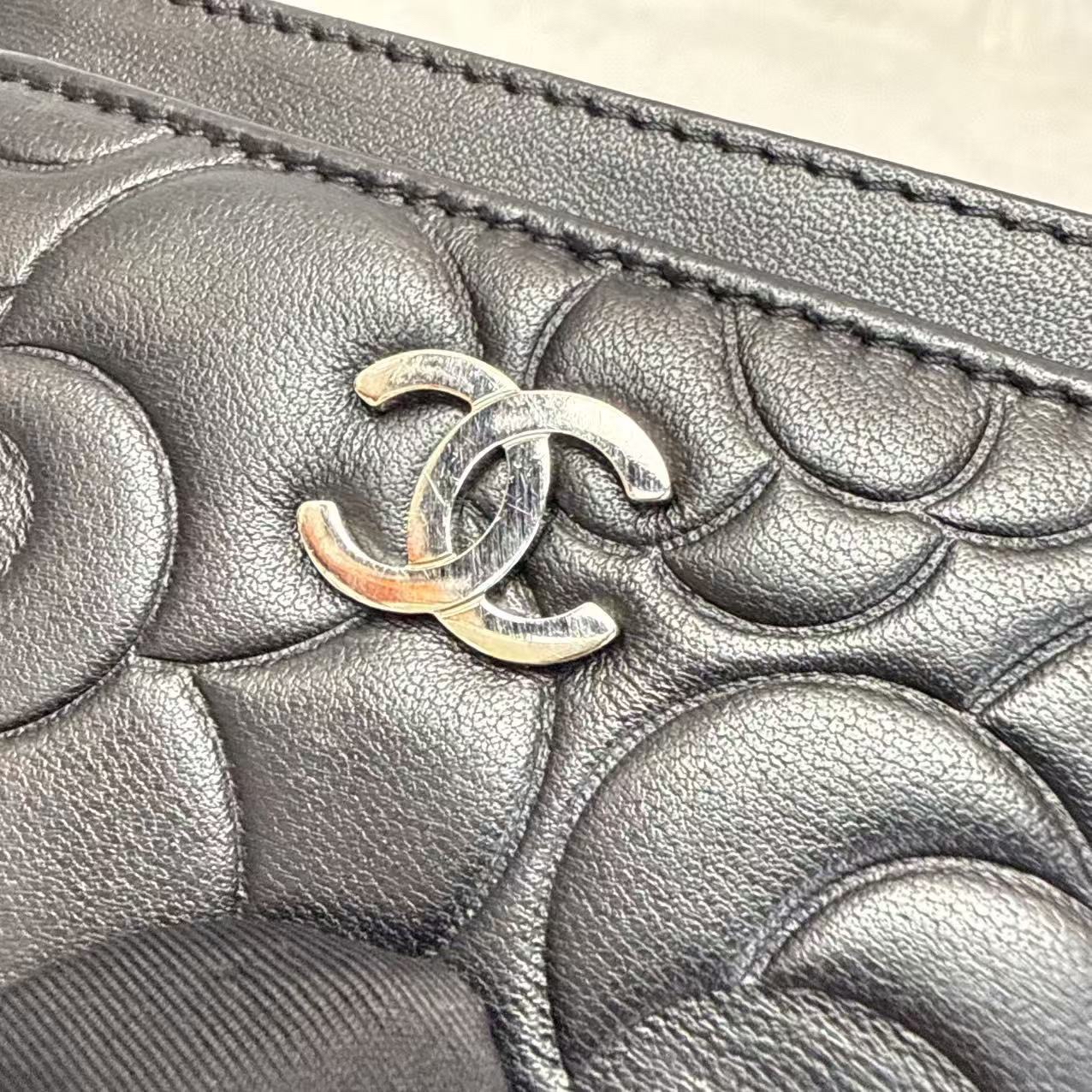 Chanel香奈兒卡包 山茶花系列錢包 單片橫版 黑銀羊皮 橫版 山茶花壓紋C Logo零錢包 男女同款