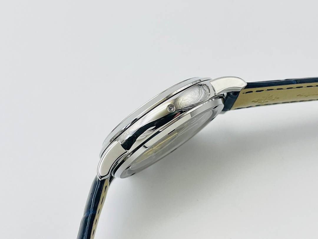 V4升级版 市场最高版本 功能跟正品一样 百达.翡丽星空升级终极版！升级细节： 1⃣️做到了跟正品满天星自动转的功能！ 2⃣️升级日历的排法和正品一样的顺序！ 3⃣️直径42毫米，厚度11毫米！ 4⃣️最大亮点：百达.翡丽星空里的月亮会根据天空上的月亮变化而变化！根据天空上的月圆月缺搬（初一月弯弯初十五月圆）到手表上了！