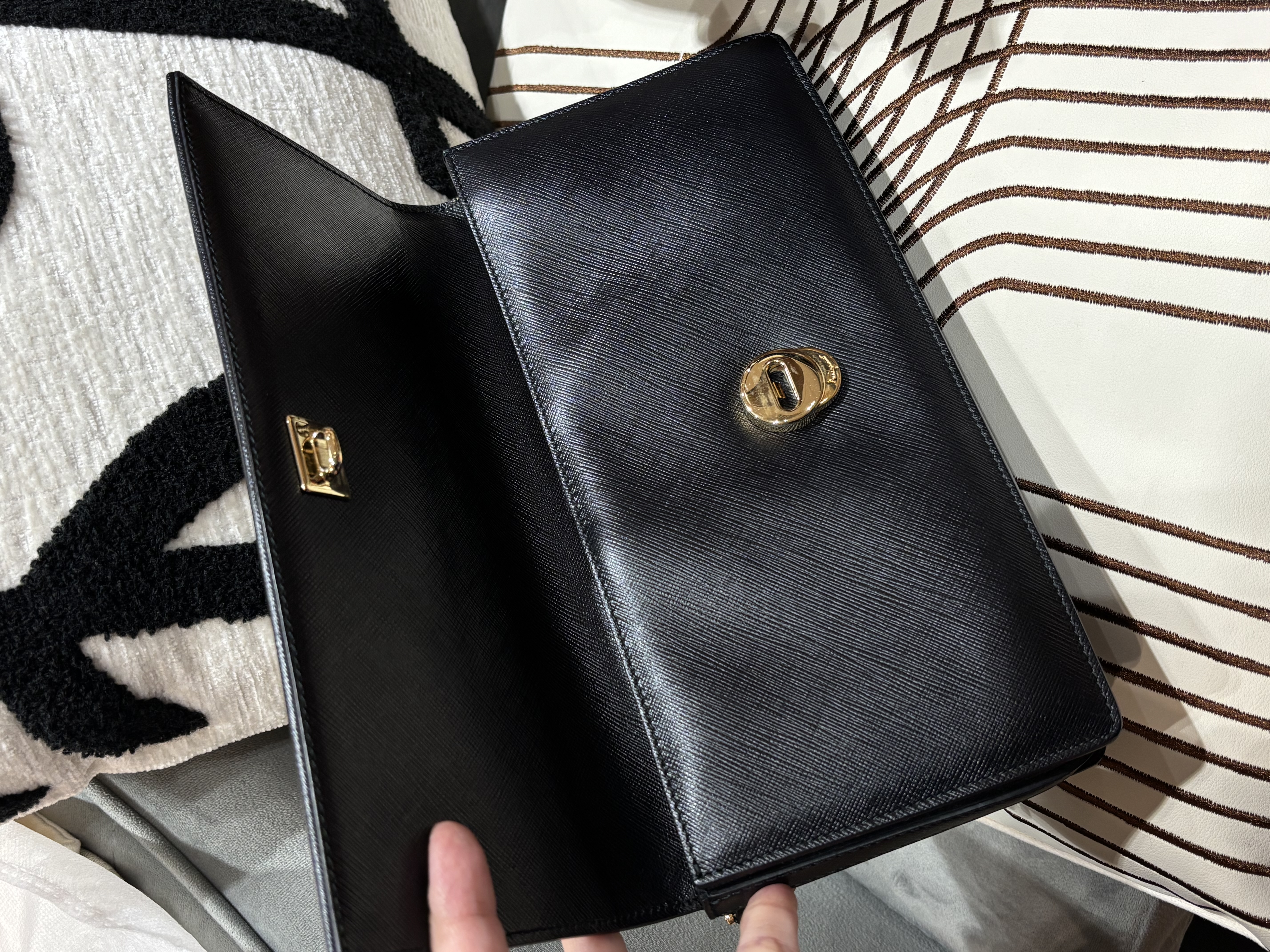 SALVATORE FERRAGAMO Miss Vara Clutch 黑色十字壓紋皮革Black Saffiano Leather 100%Authentic, 98%New ✅Dust bag