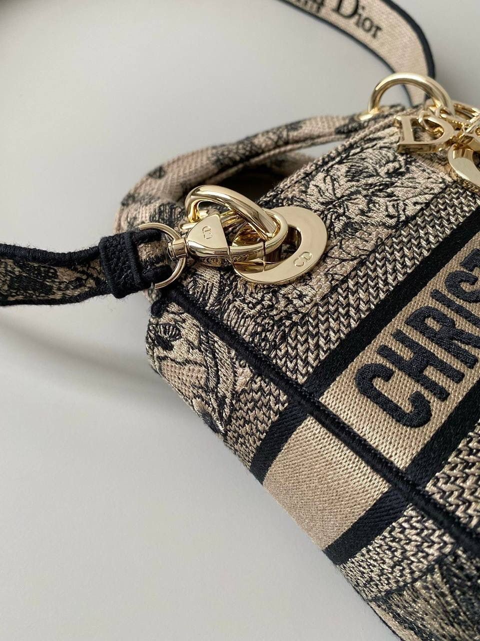 🈶浅咖迷你 ✨𝗖𝗗 𝗟𝗮𝗱𝘆 三格刺绣"丛林老虎" 老虎系列不断推出新的颜色 不得不说冬季的浅咖色系非常好看 温温柔柔，有种复古的法式浪漫风阿 17×15×7cm