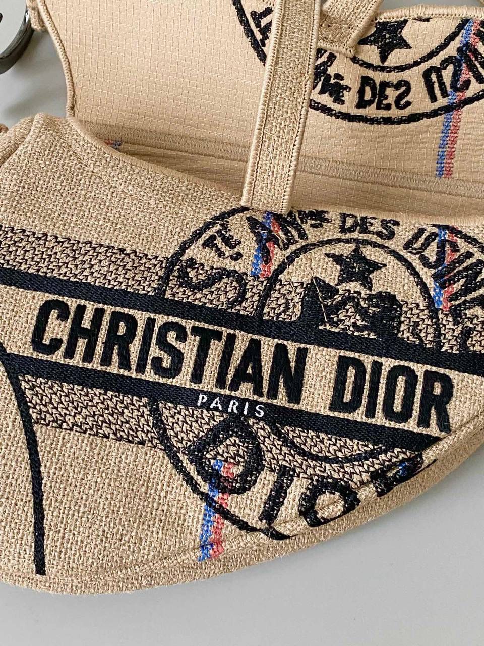 🈶徽章，马鞍包 𝗗𝗜𝗢𝗥 最新家族徽章系列 黄麻帆布材质和刺绣工艺结合 回归自然本真，穿上素雅白长裙 清新的度假气息是夏天独有的味道啊 25.5×20×6.5cm #8006m