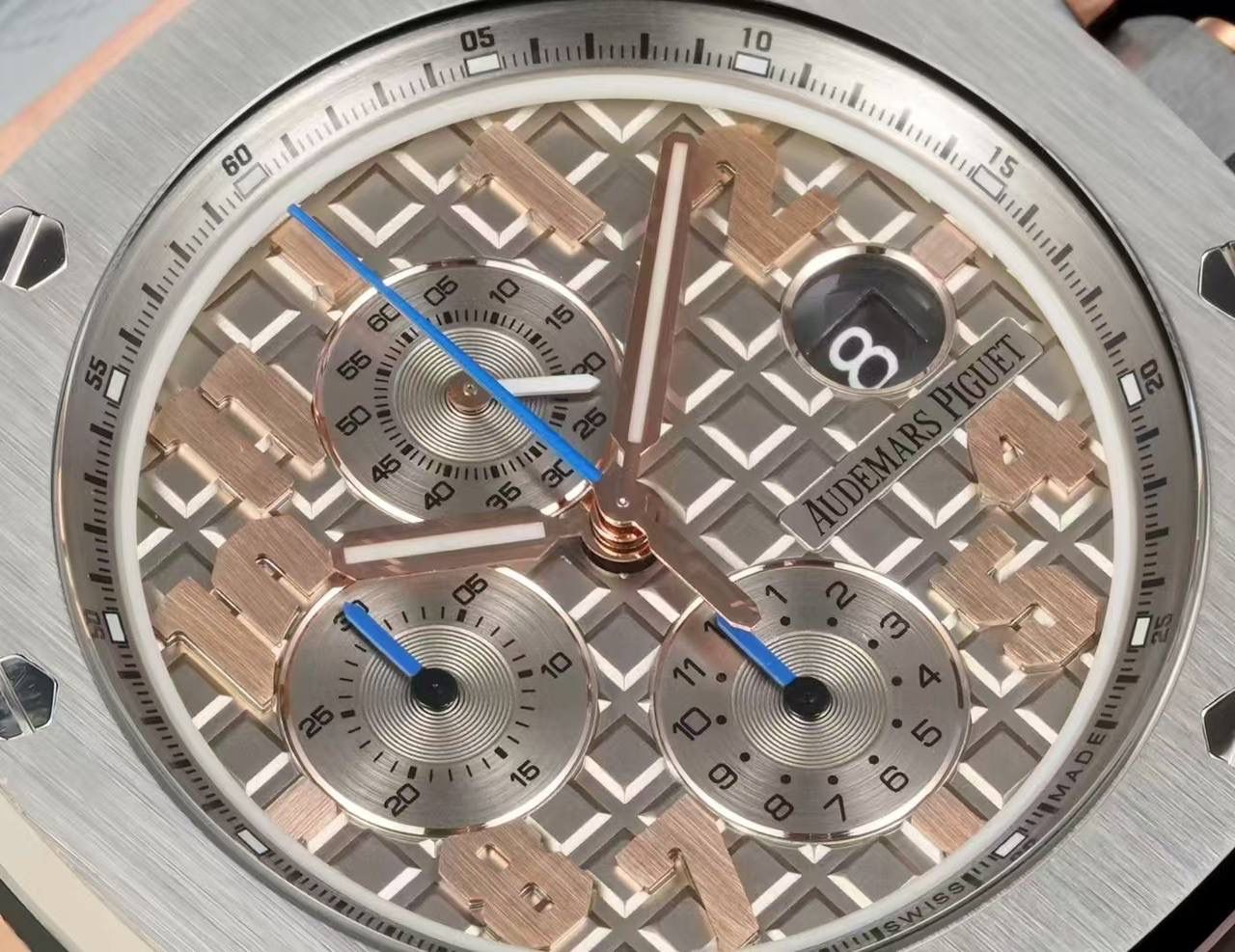 🚀皇家橡树离岸型～勒布朗·詹姆斯联名限量款26210正式登场！💯🔥 款式最全，做工最好的爱彼计时款腕表来了，有做工好的顶级货，廉价的小厂货就别去考虑了！ 1，机芯采用12位小秒的定制版3126计时机芯，完美还原原版所有功能。经过精密打磨，大大加强了其稳定性。 2，圈口和字面采用与原装一致的钛合金材料，做到光泽度与手感都同步原版！ 3，字面颜色均采用目前最先进电镀技术，非几年前的简单喷漆技术。每一个巧克力格纹装饰，通过CNC级别打磨，无限接近原版。 4，2点钟位置的计时按钮镶嵌有闪耀的钻石（非普通锆石），完美还原原装的奢华气质！